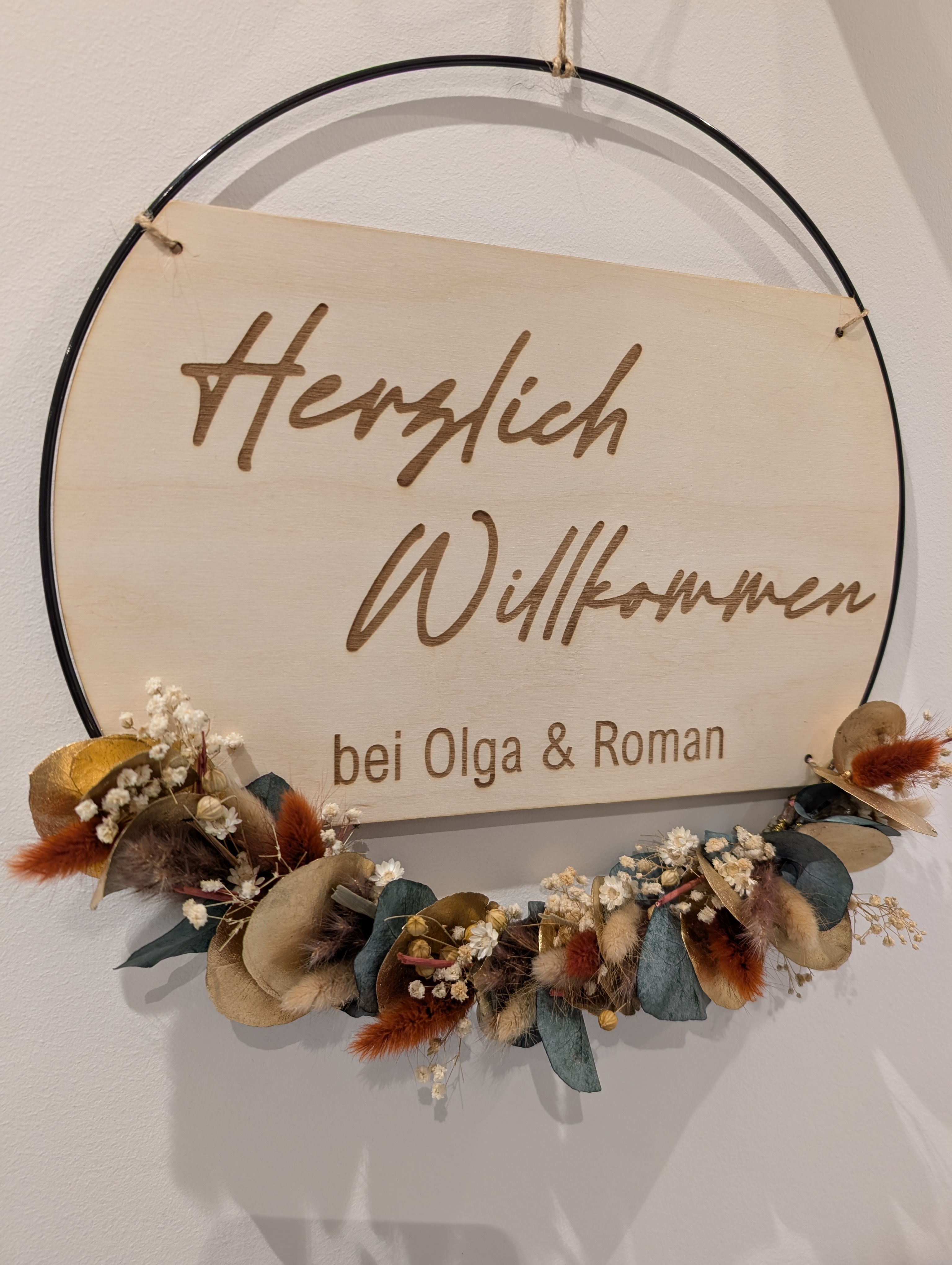 Personalisiertes Willkommensschild mit Trockenblumen & Namen – Holzschild im Metallring – Boho Türschild – Geschenk zur Hochzeit oder Einzug 