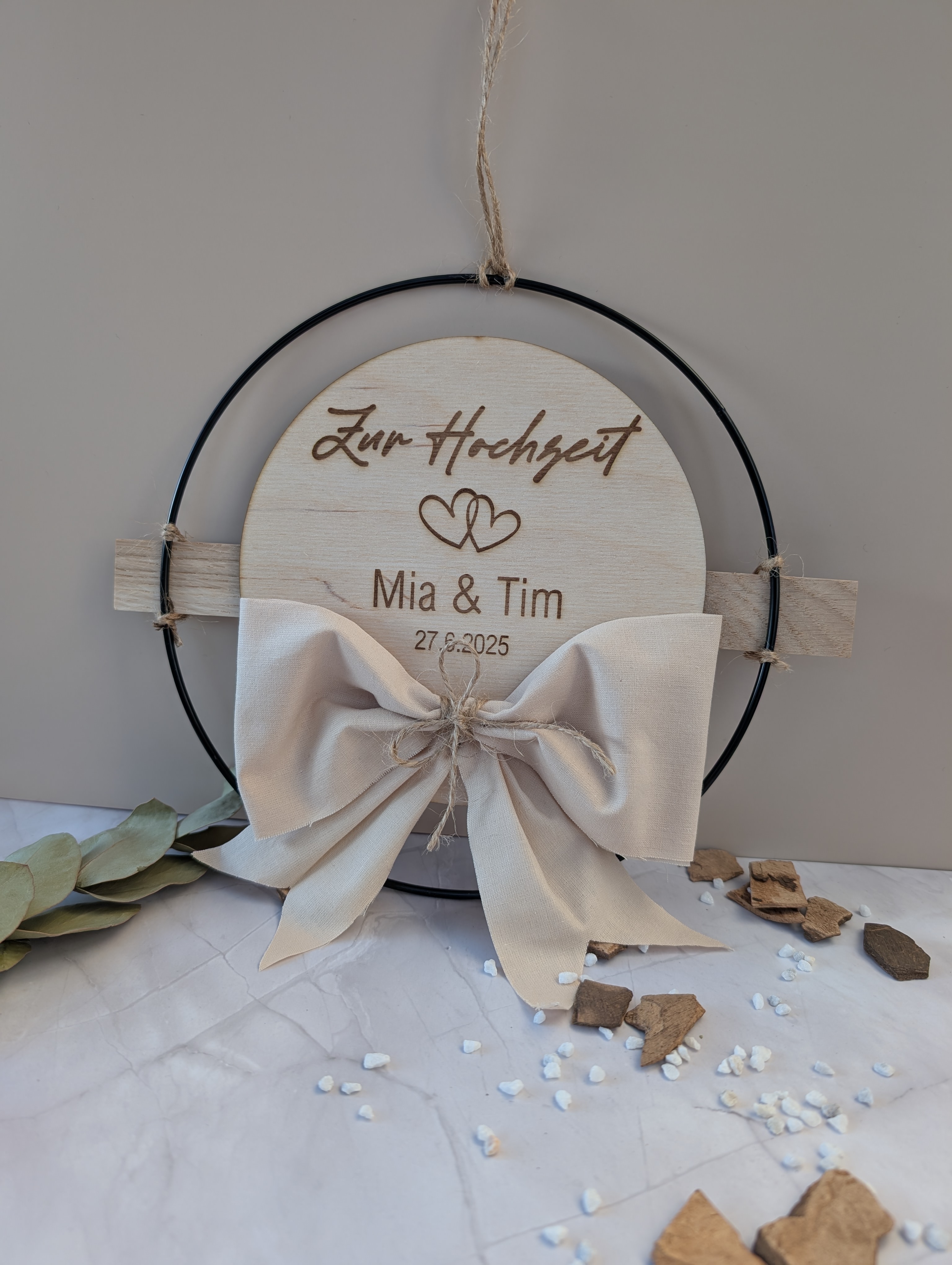 Personalisierter Hochzeitsring aus Holz & Metall – Edler Wandbehang mit Namen & Datum (Ø 20 cm)