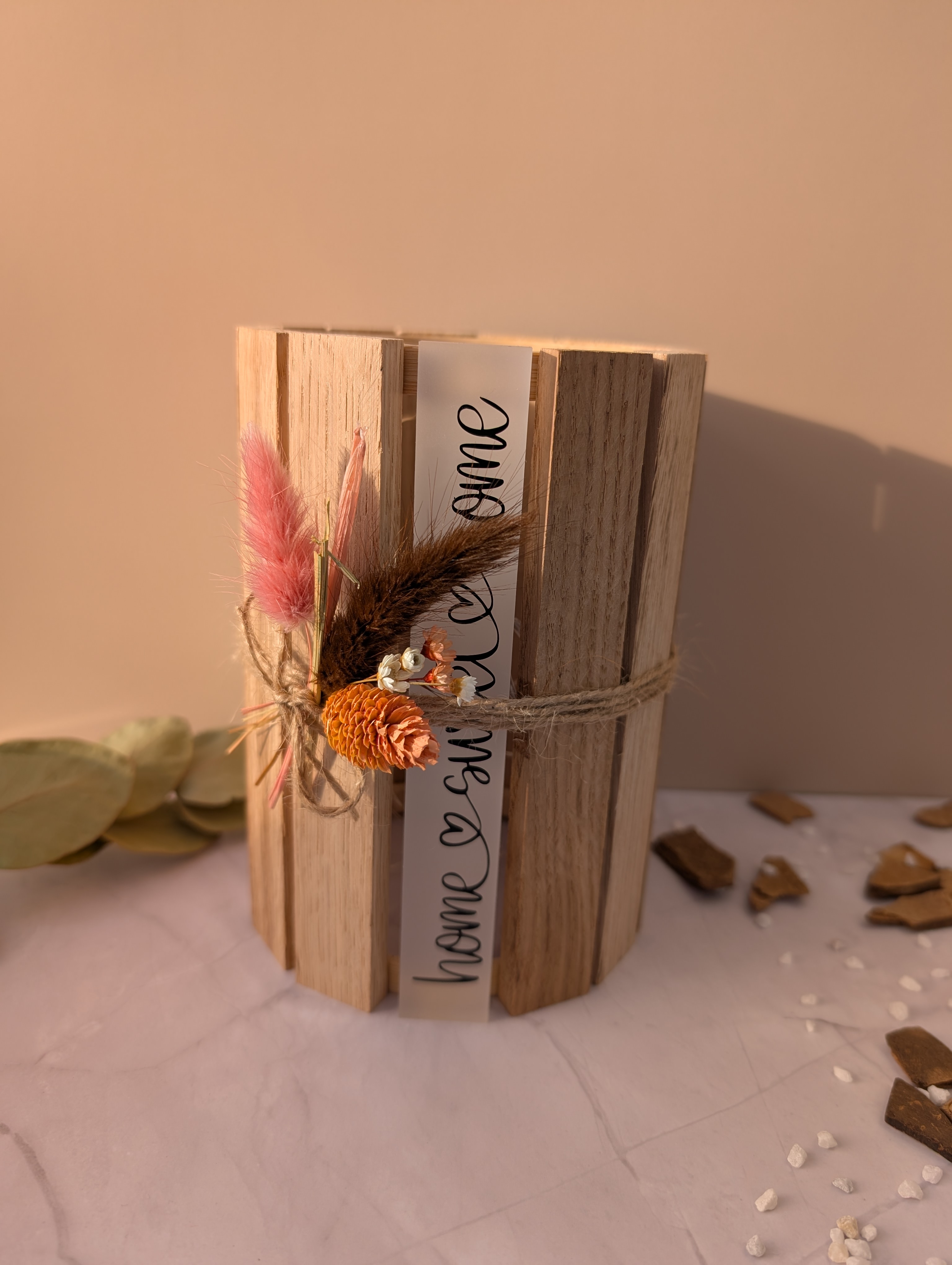 Holzlaterne „Home Sweet Home“ mit LED-Licht und Trockenblumendeko