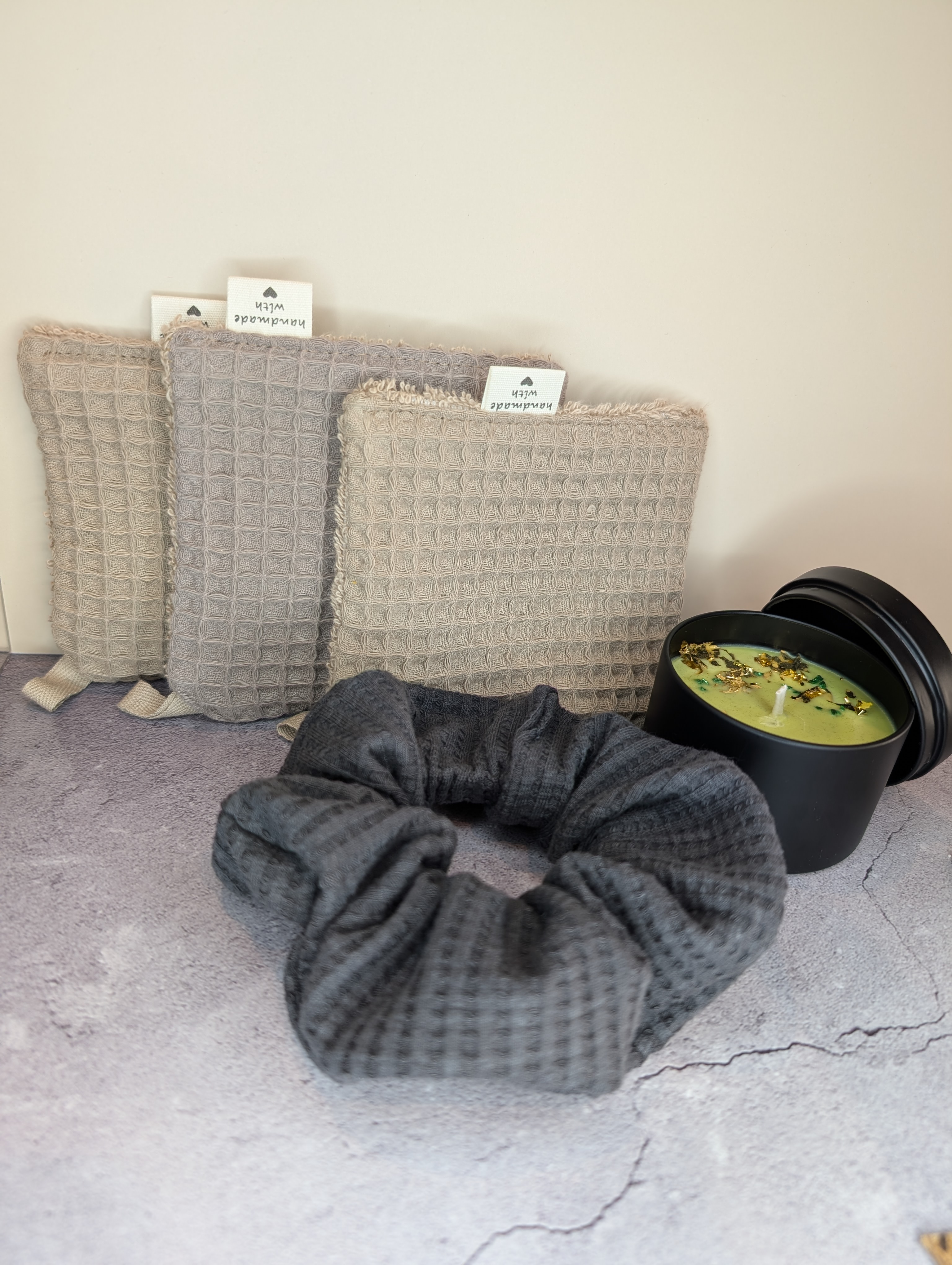 Wohlfühl Geschenkset – Kerze, Abschminkpads & Scrunchie | handgemacht