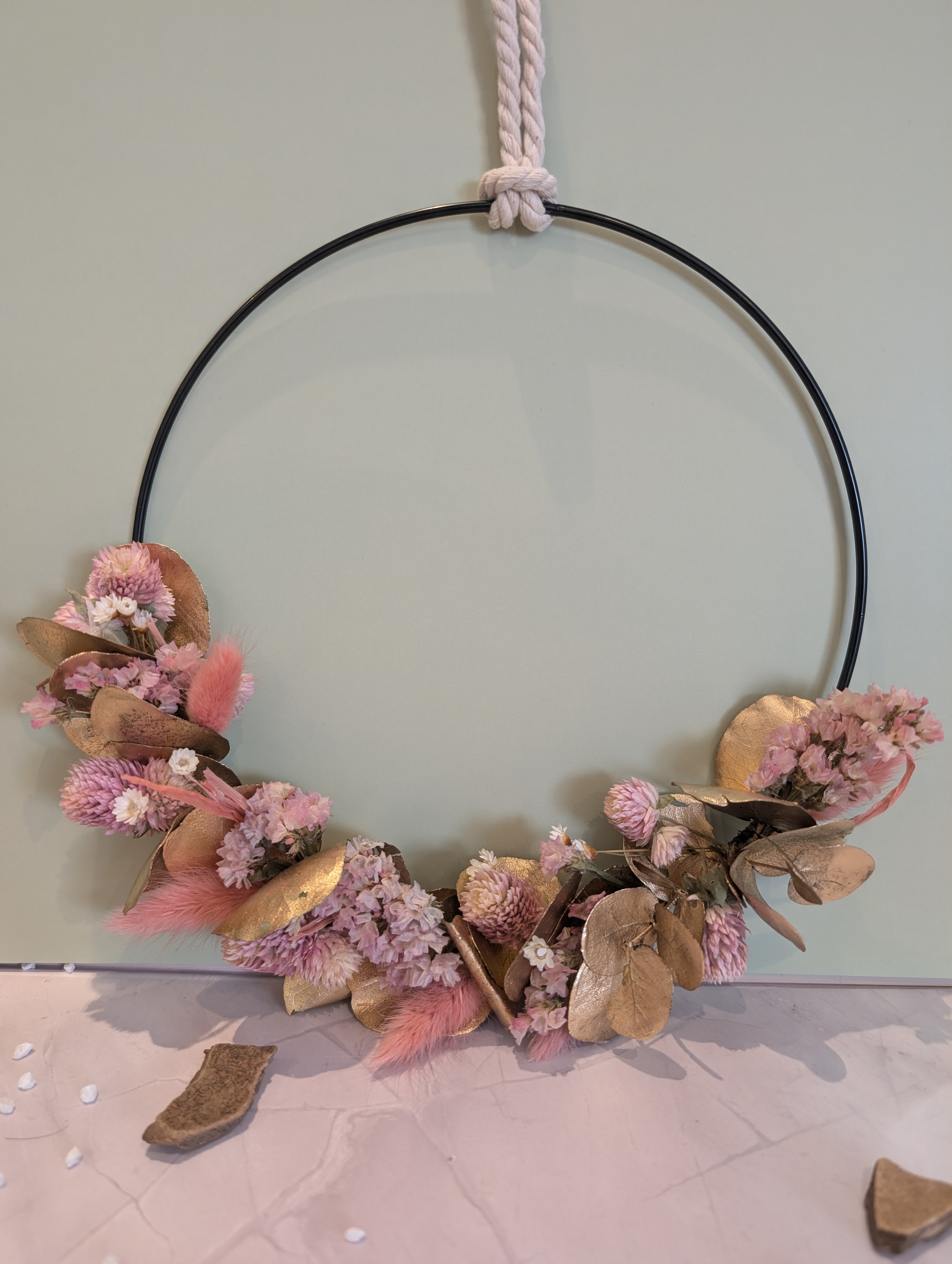 Boho Trockenblumenkranz mit Makramee 20 cm – Handgemachte Wanddeko in Rosa & Gold