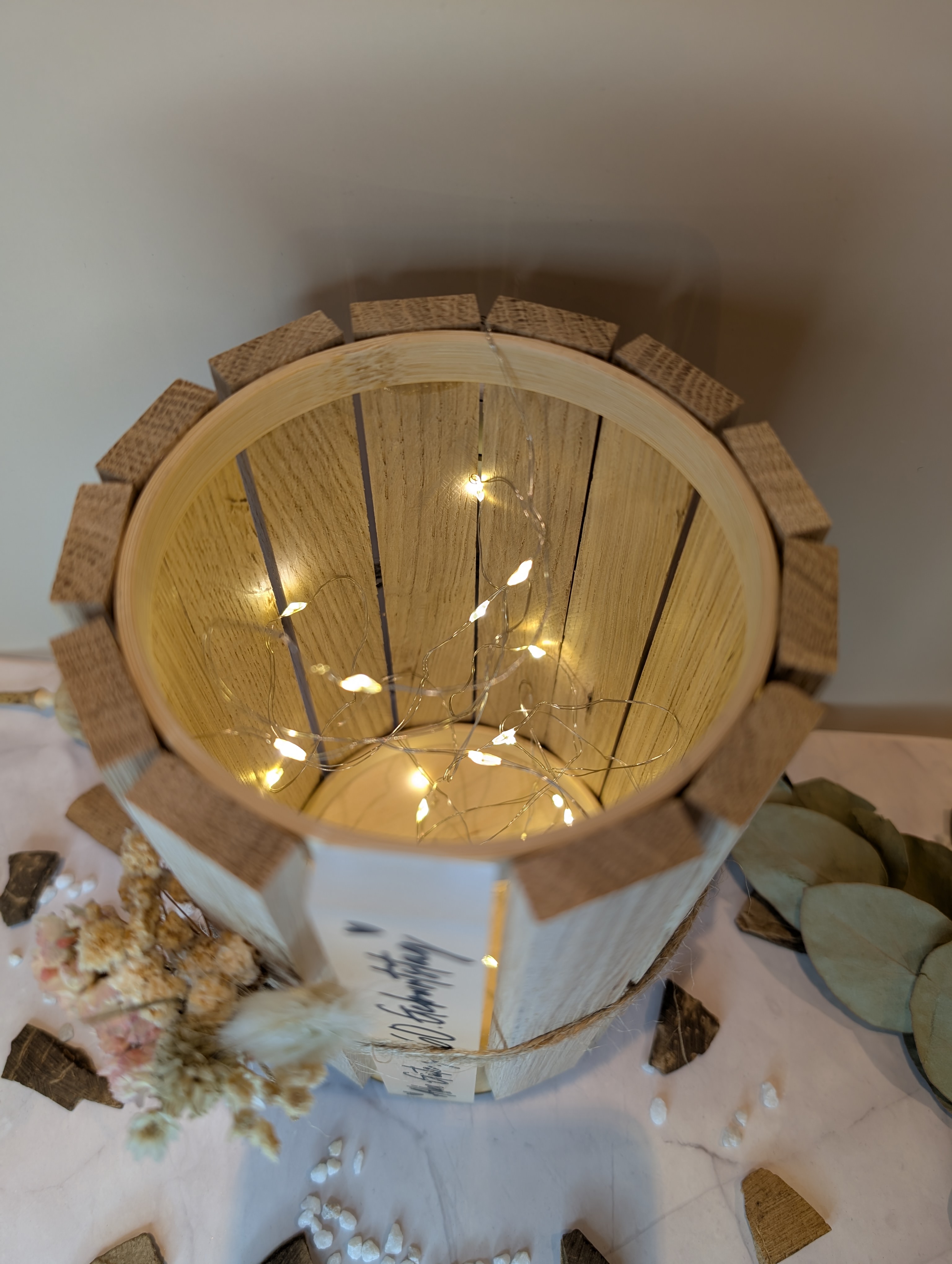 Personalisierte Holzlaterne mit Acryl Schriftzug – 16 cm Deko Laterne mit LED Licht & Trockenblumen