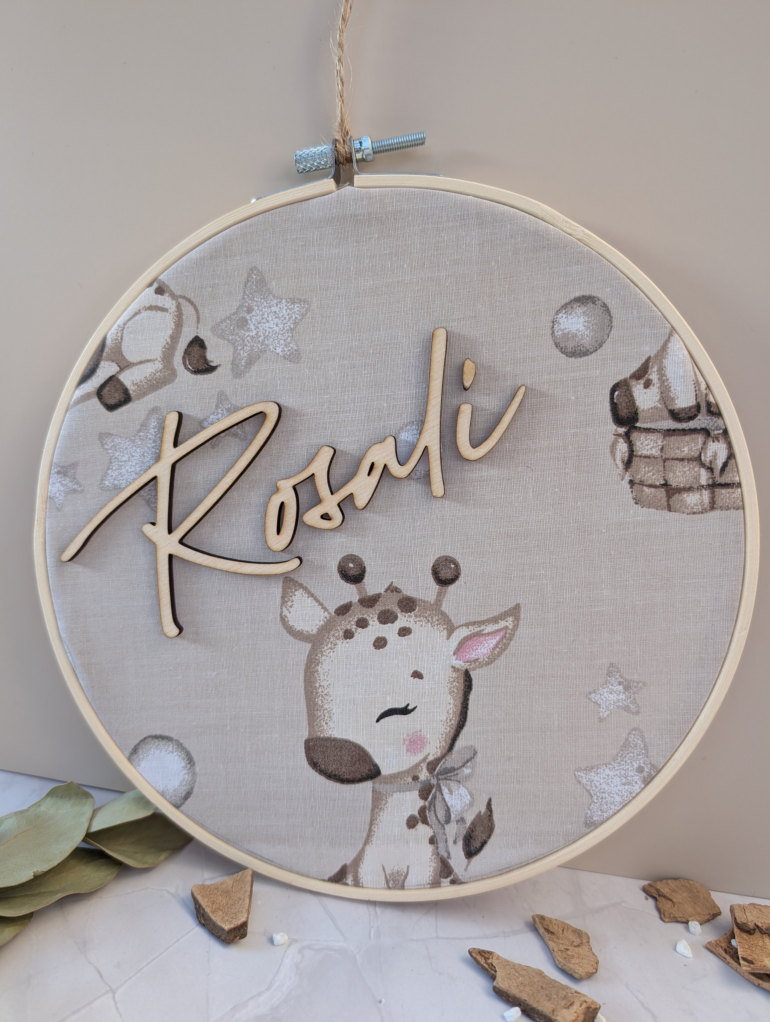 Personalisierter Stickrahmen Giraffe – Individuelles Namensschild für das Kinderzimmer (20 cm)