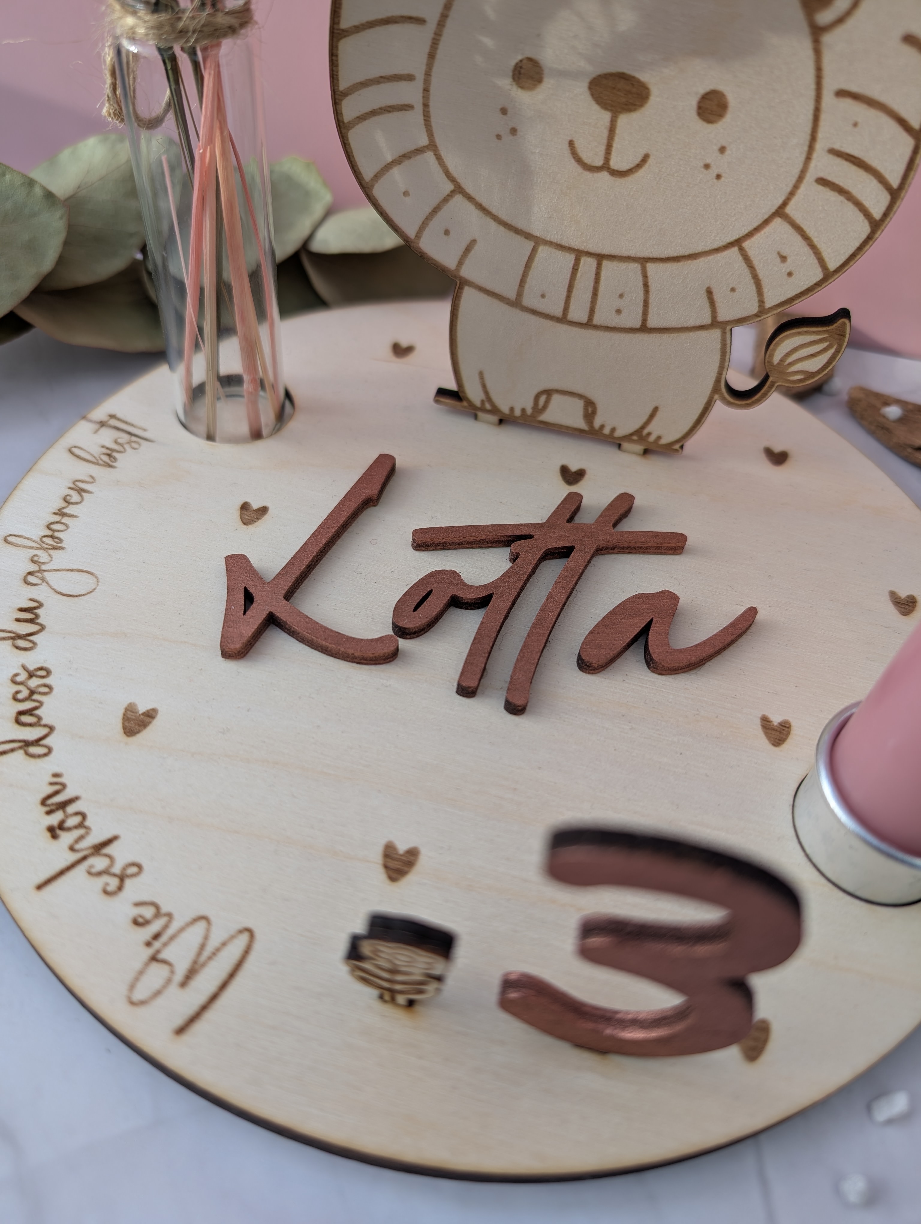 Personalisierter Geburtstagskranz aus Holz mit Löwe – Geburtstagsring mit Kerzenhalter und Vase