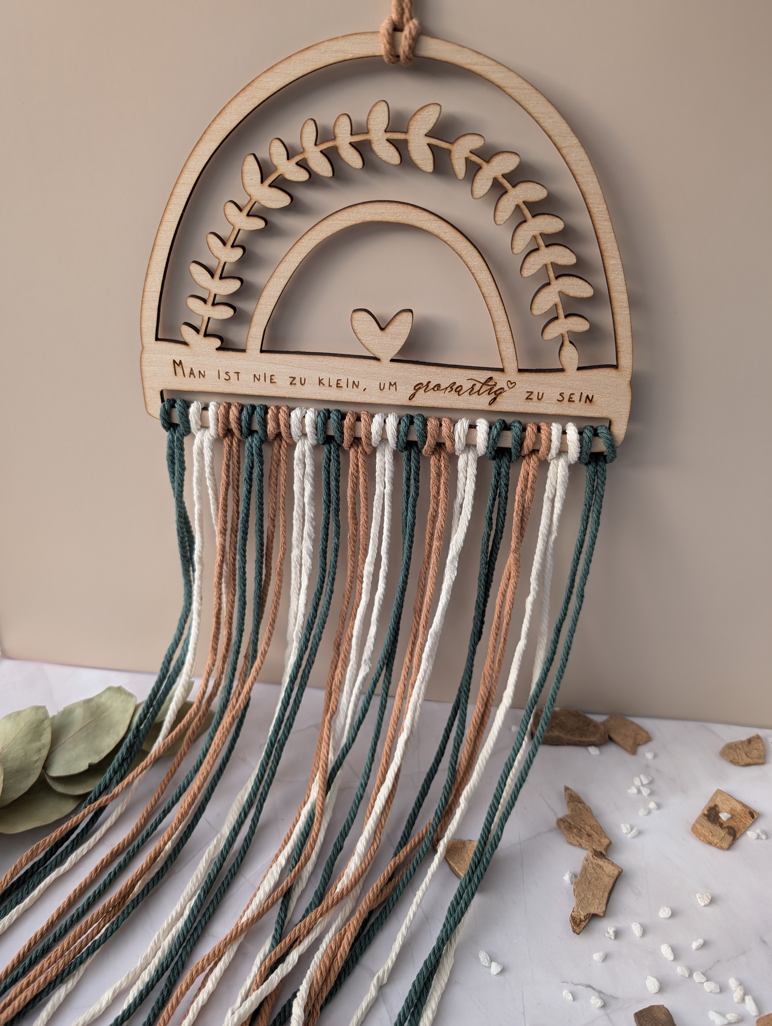 Haarspangenhalter Regenbogen aus Holz & Makramee – „Man ist nie zu klein, um großartig zu sein“
