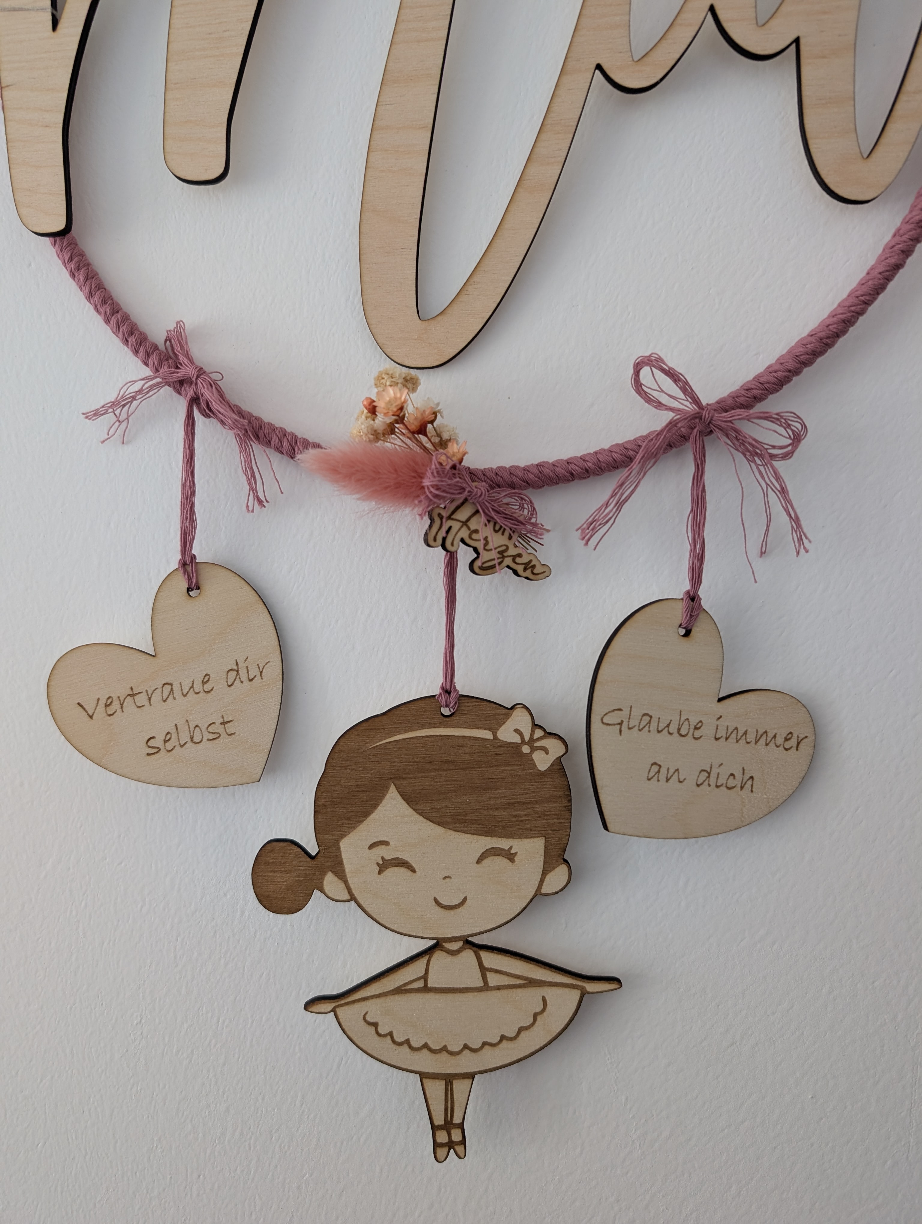 Personalisierter Namenring 25 cm – Kinderzimmer Deko mit Holzname & Herz Anhängern