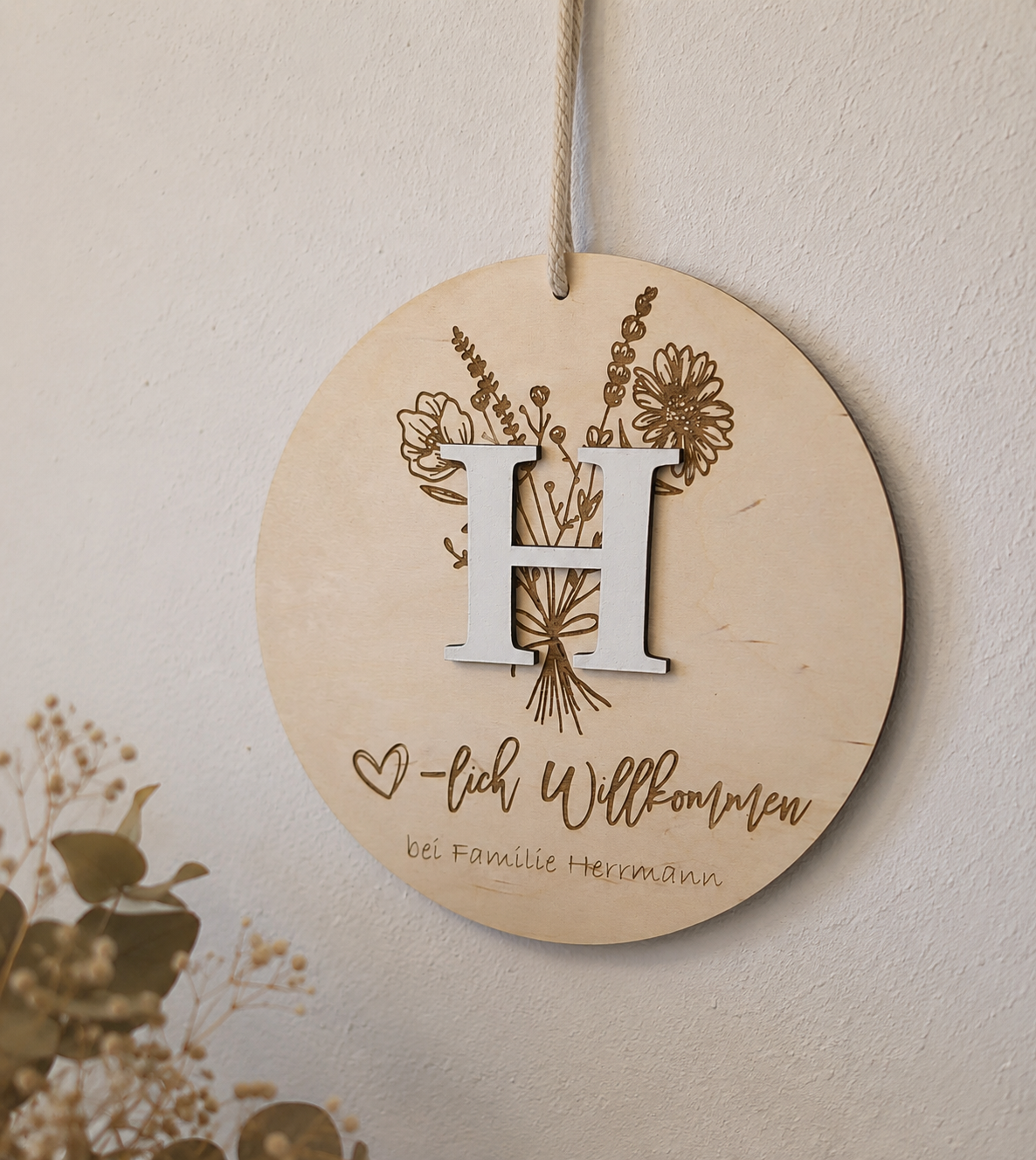 Personalisiertes Willkommensschild aus Holz mit Name & Initiale – Türschild für Haustür