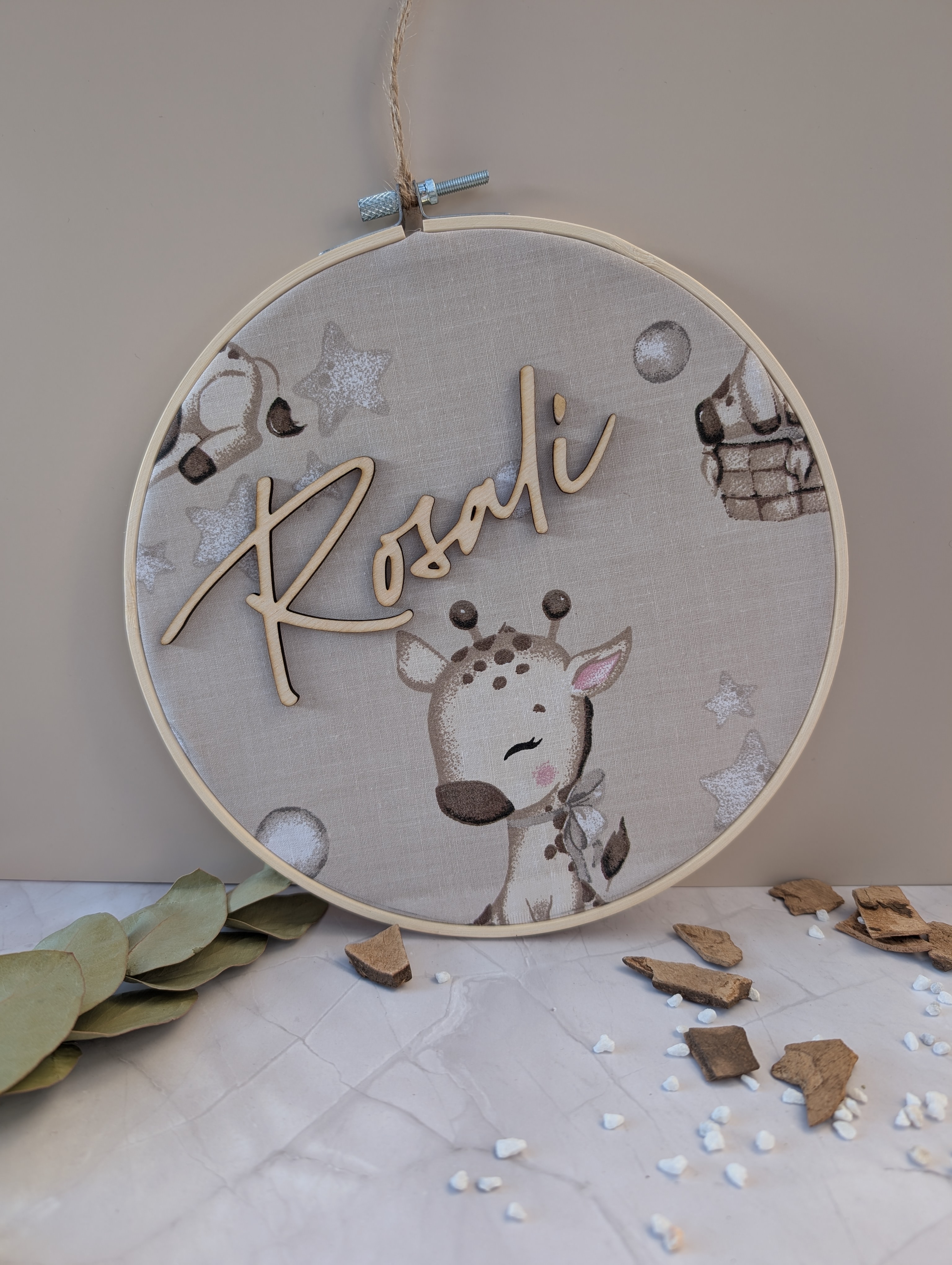 Personalisierter Stickrahmen Giraffe – Individuelles Namensschild für das Kinderzimmer (20 cm)