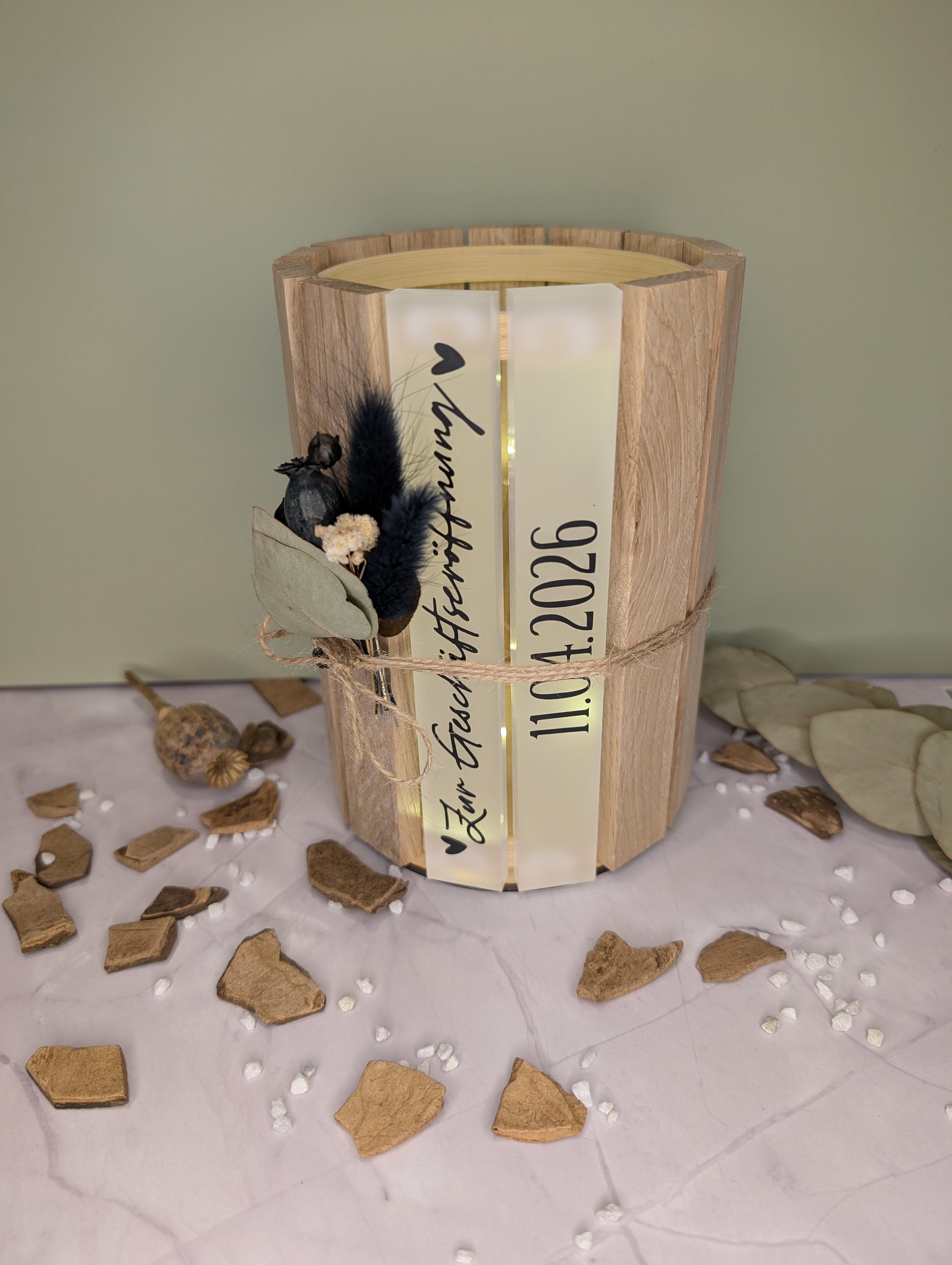 Personalisiertes Windlicht aus Holz mit Acryl – Geschenk zur Geburt / Taufe mit Name & Datum (16 cm)