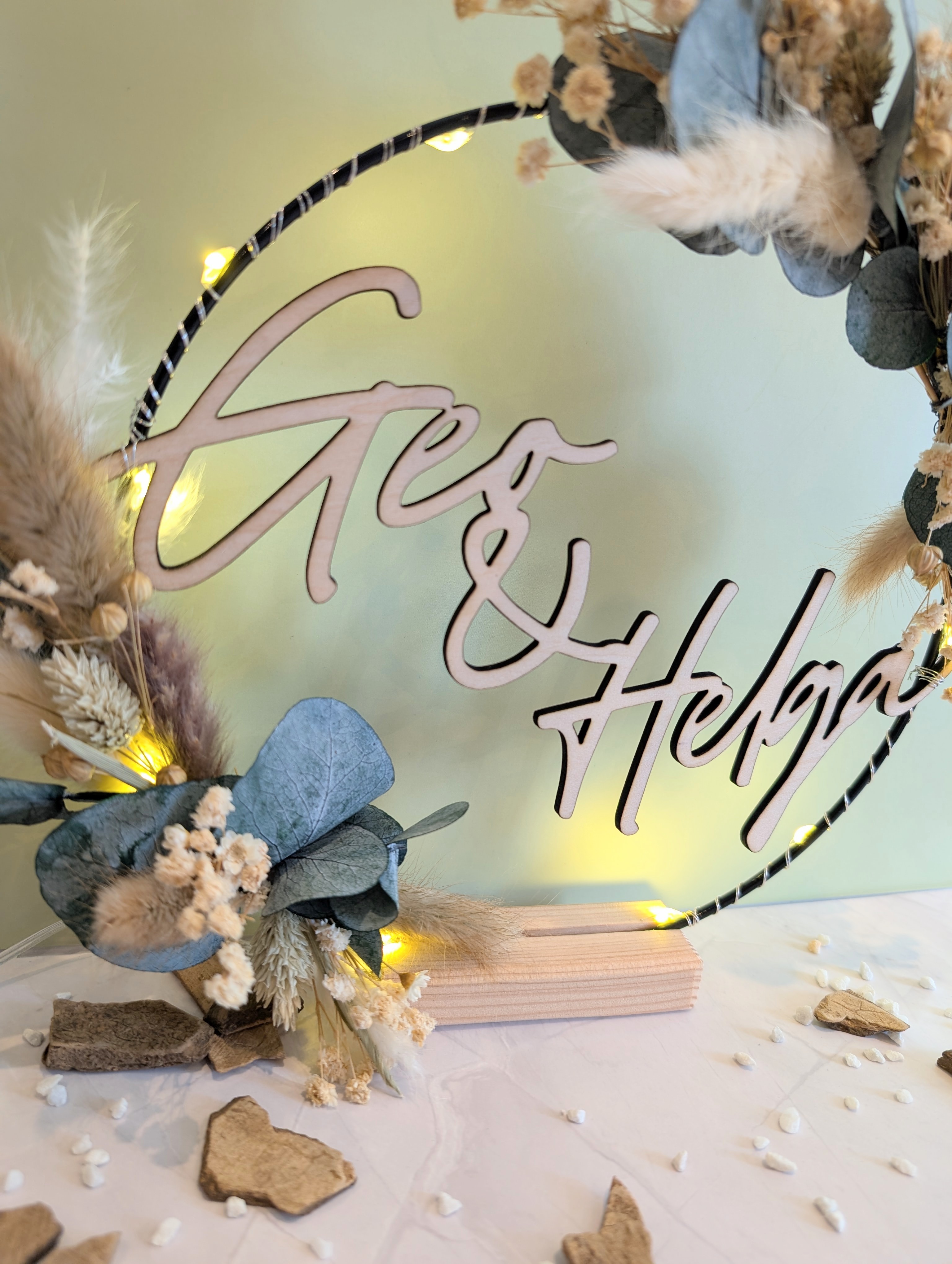 Personalisierter Trockenblumenring mit Namen – Hochzeitsdeko 20 cm | Boho Ring mit Holzschrift