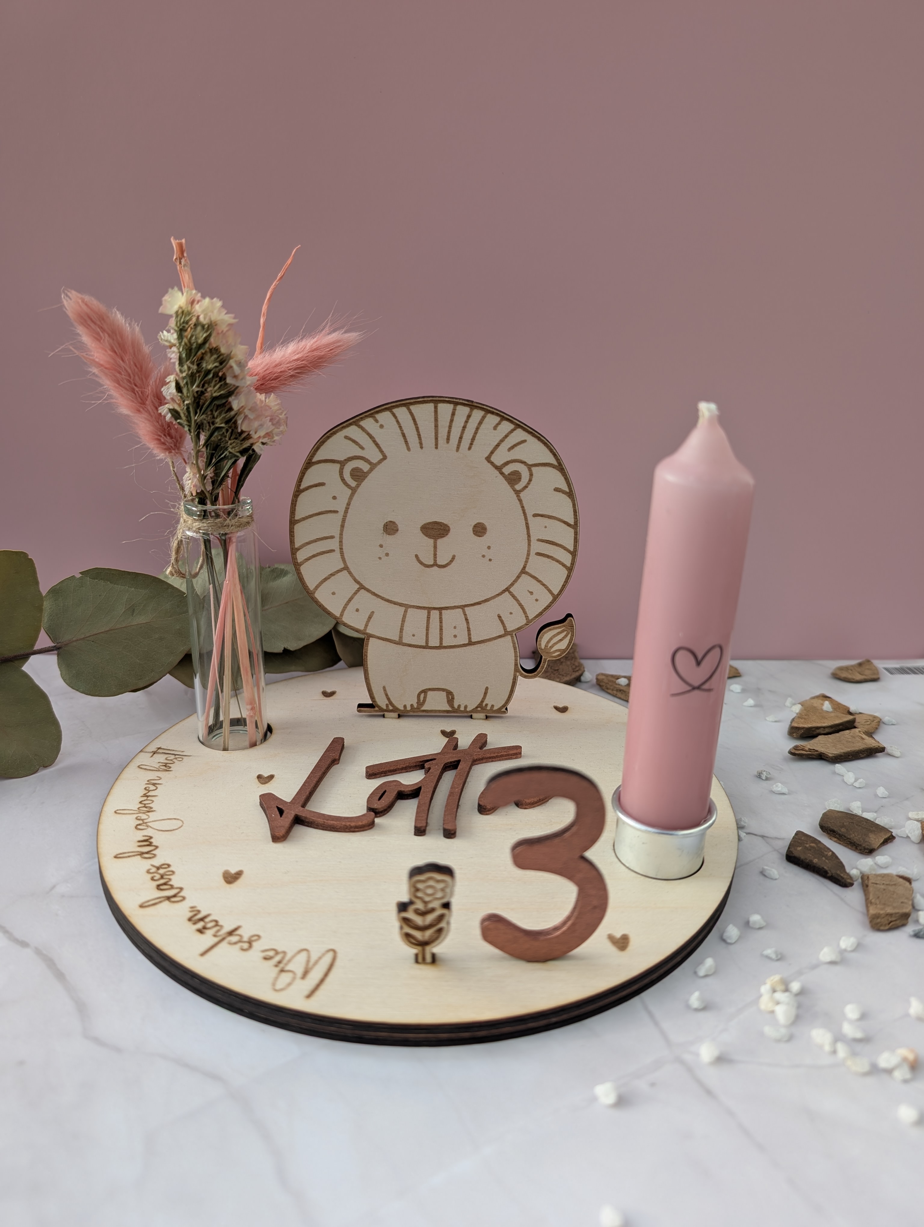 Personalisierter Geburtstagskranz aus Holz mit Löwe – Geburtstagsring mit Kerzenhalter und Vase