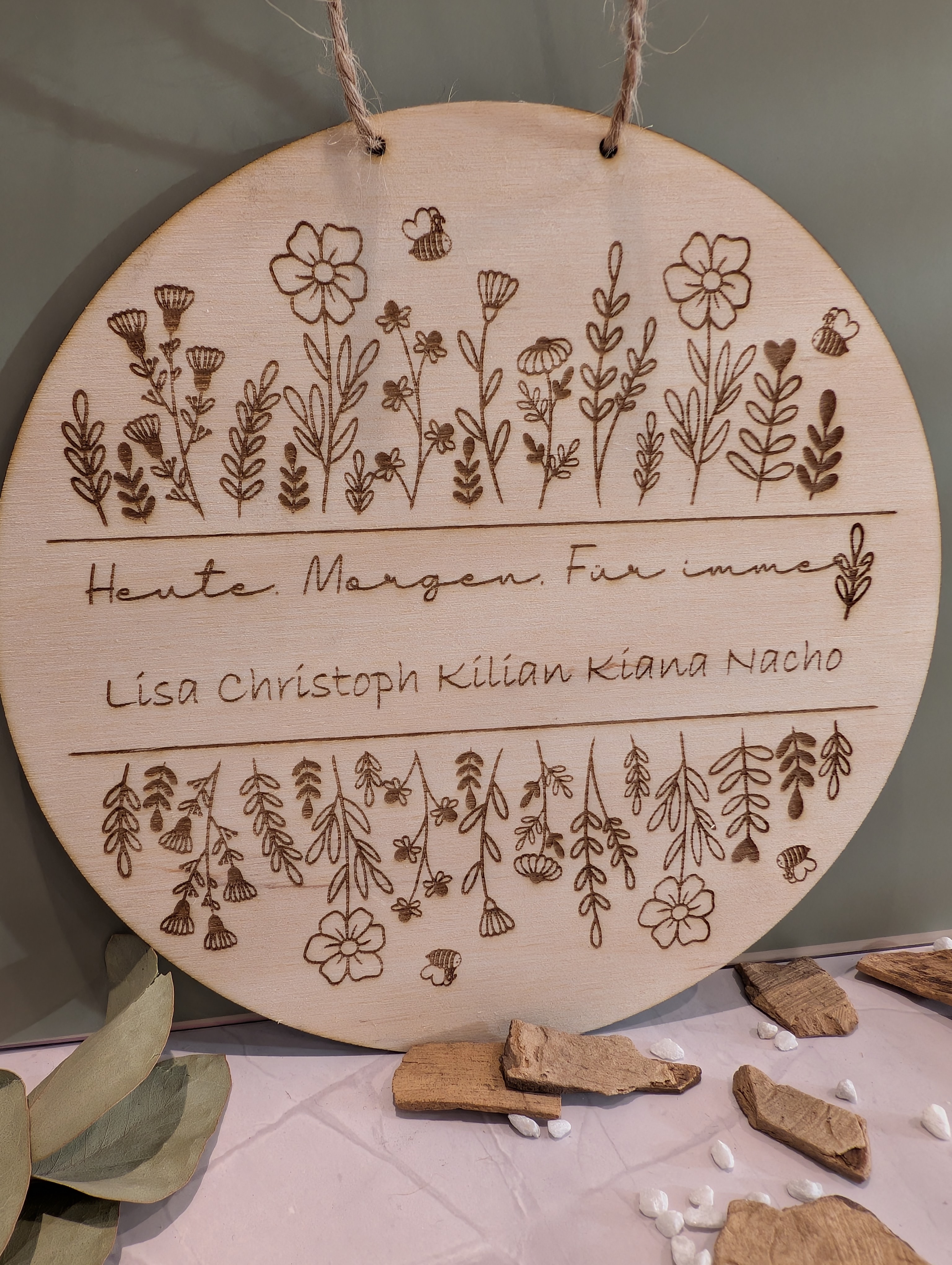 Personalisierte Holzscheibe mit Namen – Familiengeschenk aus Holz