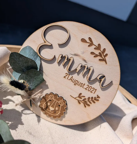Holzscheibe mit Namen und Geburtsdatum