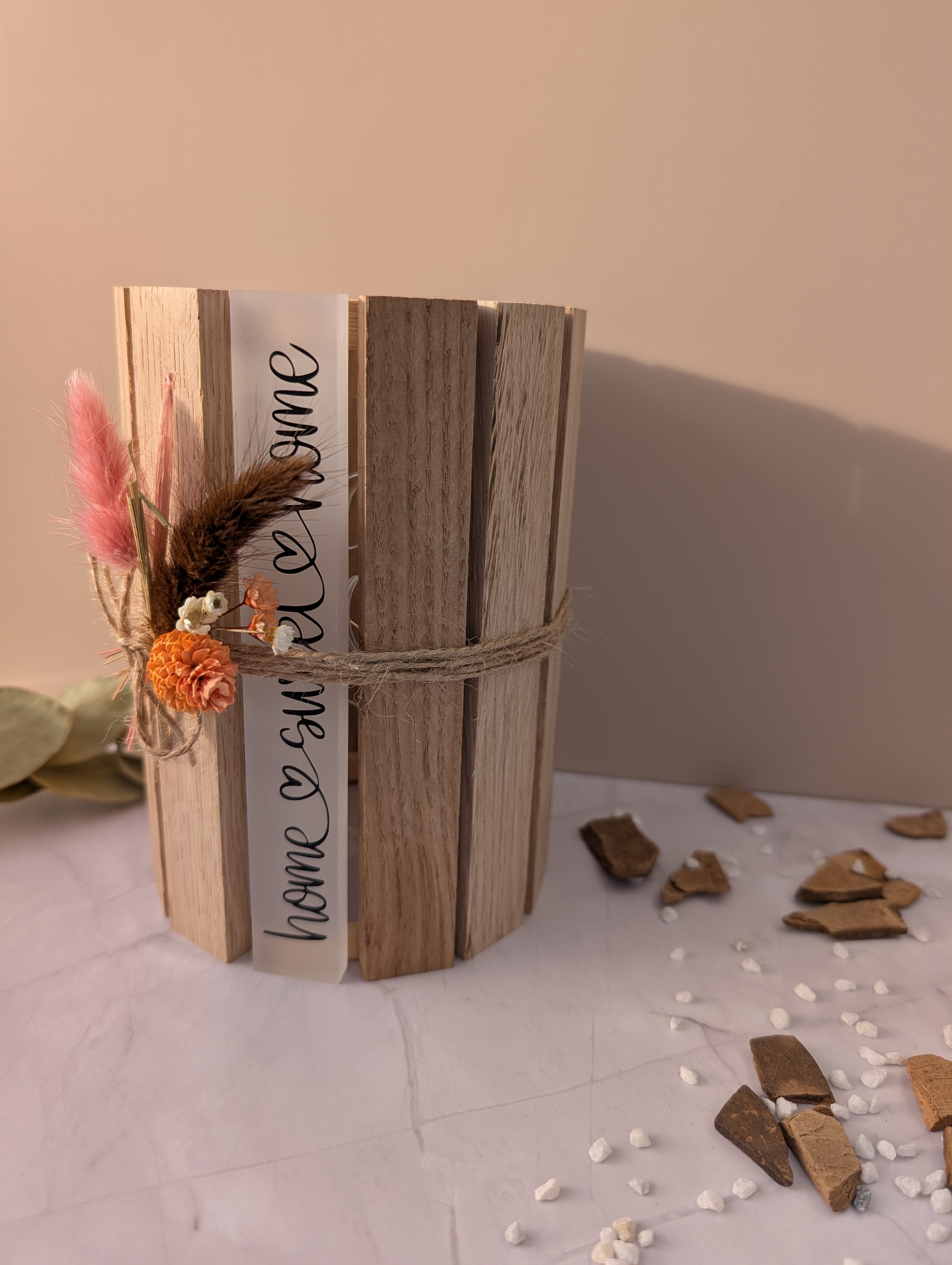 Holzlaterne „Home Sweet Home“ mit LED-Licht und Trockenblumendeko