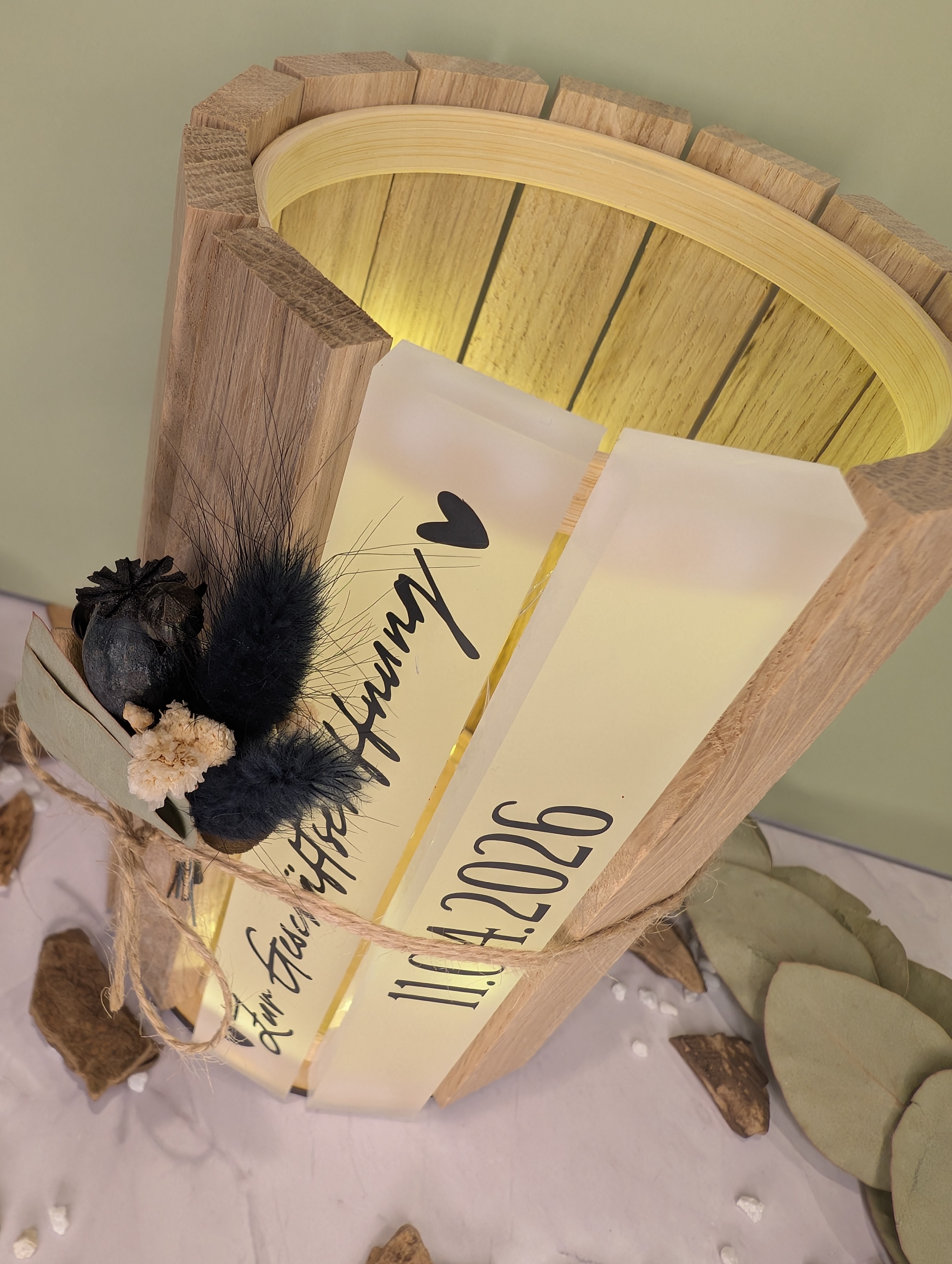 Personalisiertes Windlicht aus Holz mit Acryl – Geschenk zur Geburt / Taufe mit Name & Datum (16 cm)