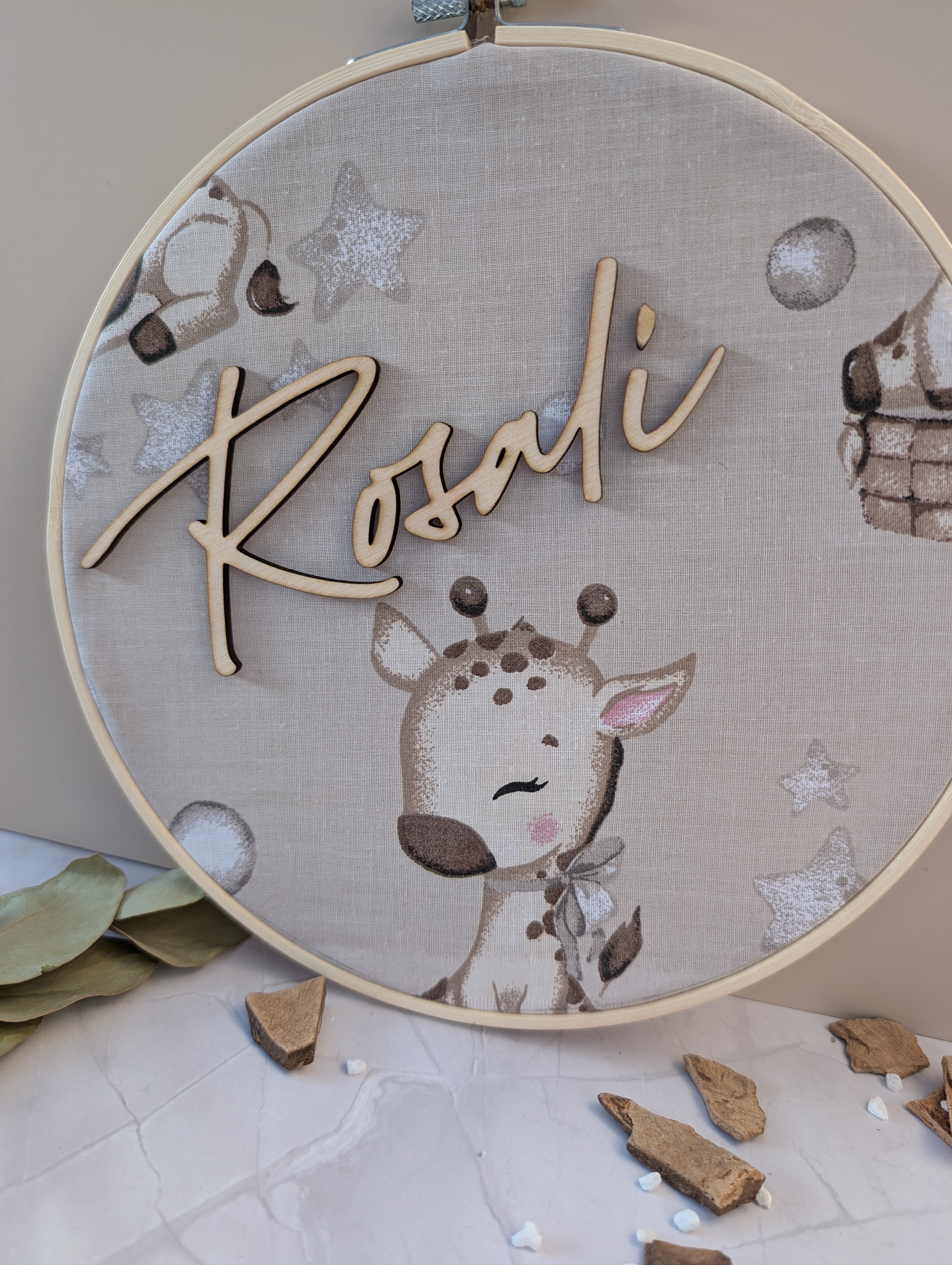 Personalisierter Stickrahmen Giraffe – Individuelles Namensschild für das Kinderzimmer (20 cm)