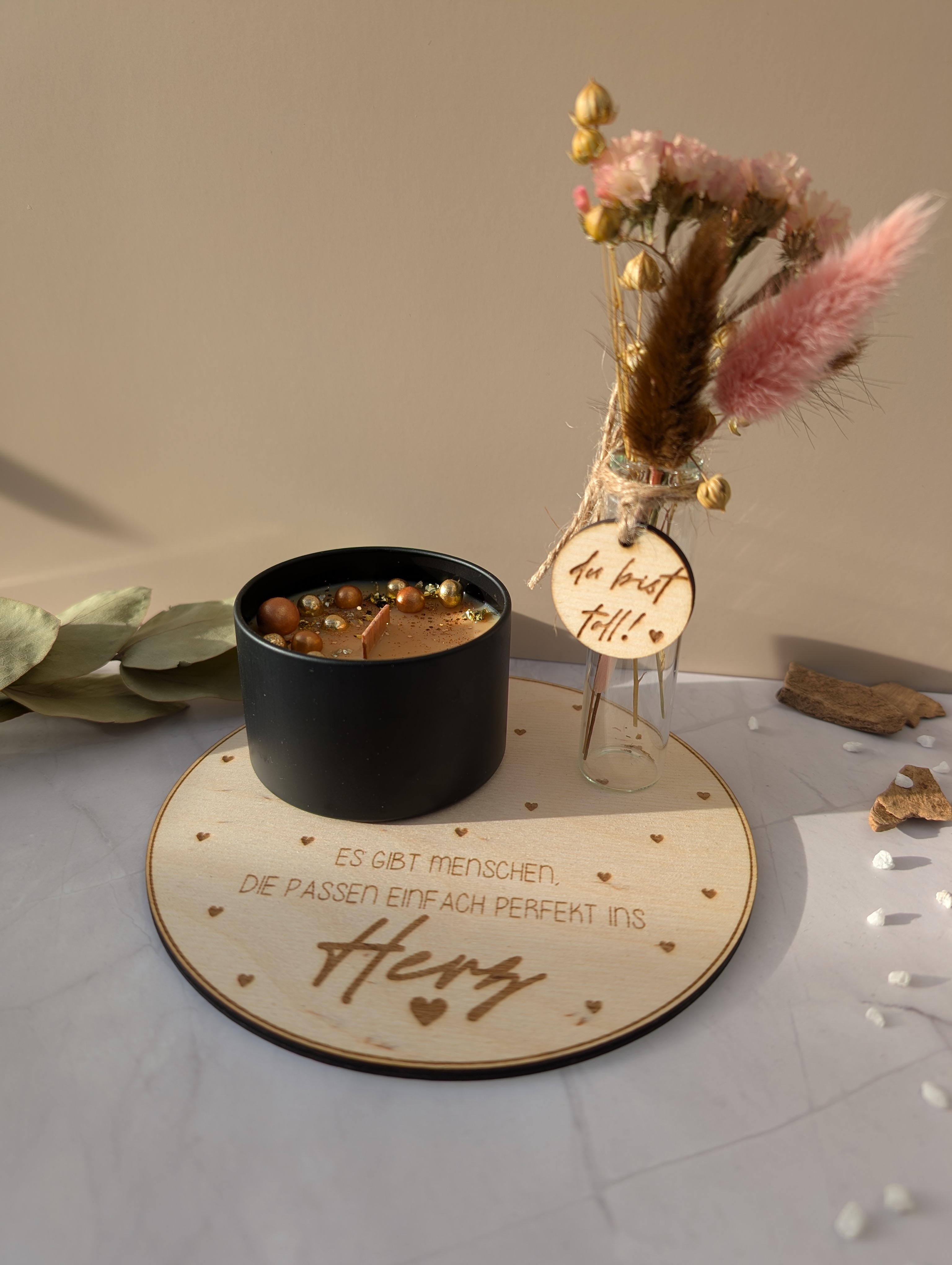 Geschenkset Duftkerze Vanille Toffee – Trockenblumen Vase & Holzplatte – liebevolles Geschenk für Freundin oder Mama
