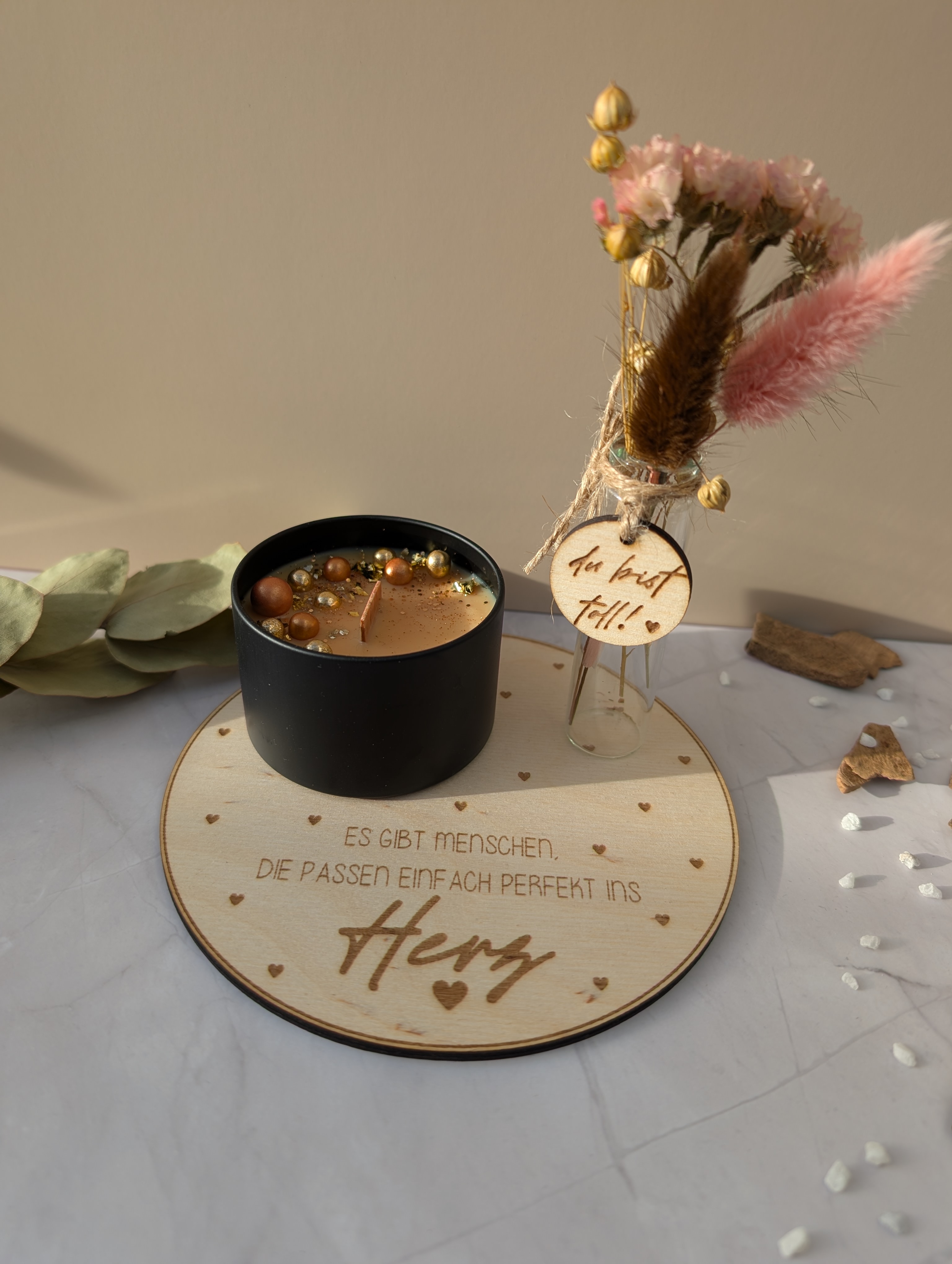 Geschenkset Duftkerze Vanille Toffee – Trockenblumen Vase & Holzplatte – liebevolles Geschenk für Freundin oder Mama