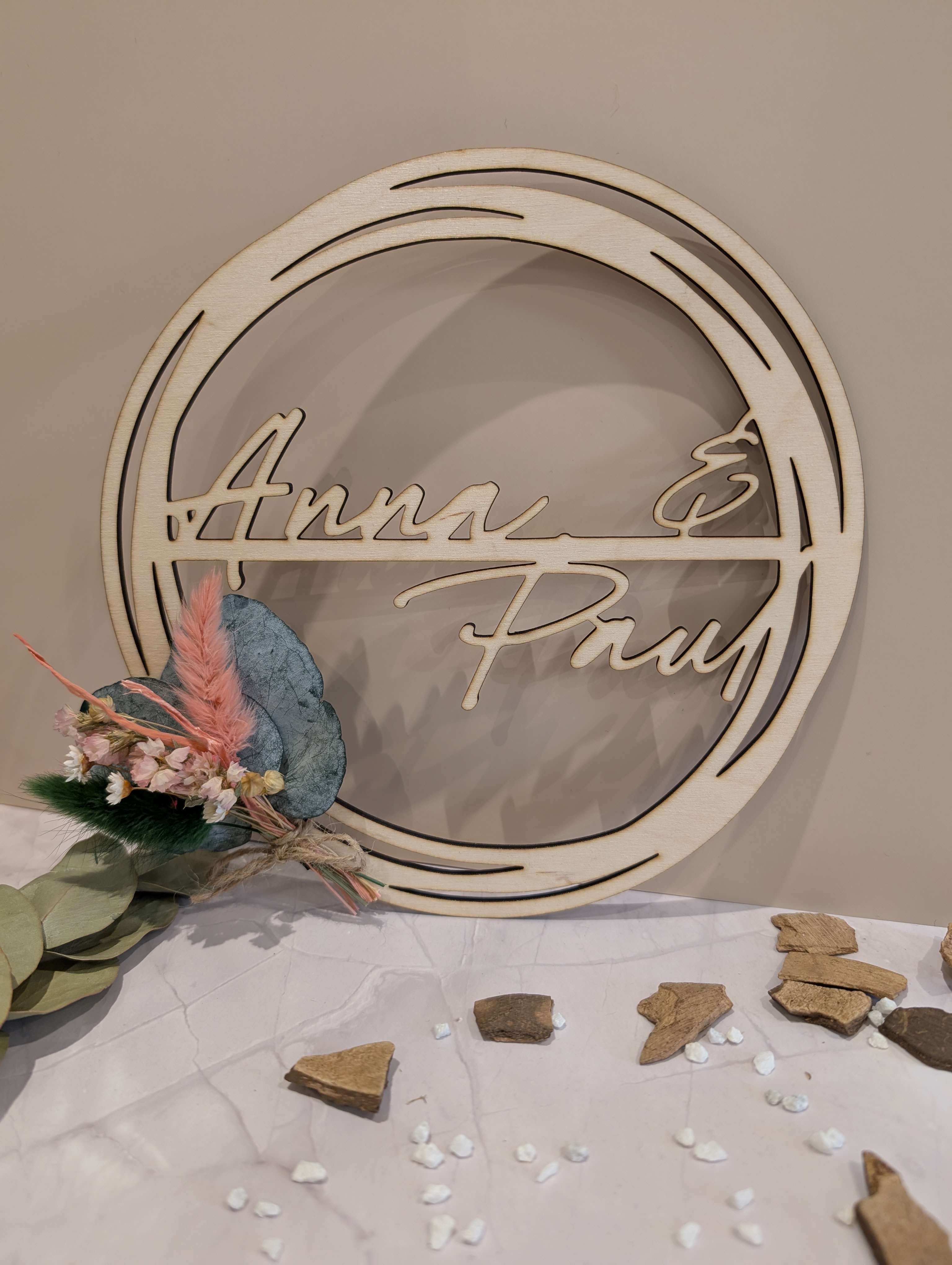 Personalisierter Holzkranz mit Namen – Runde Holzdeko mit Trockenblumen