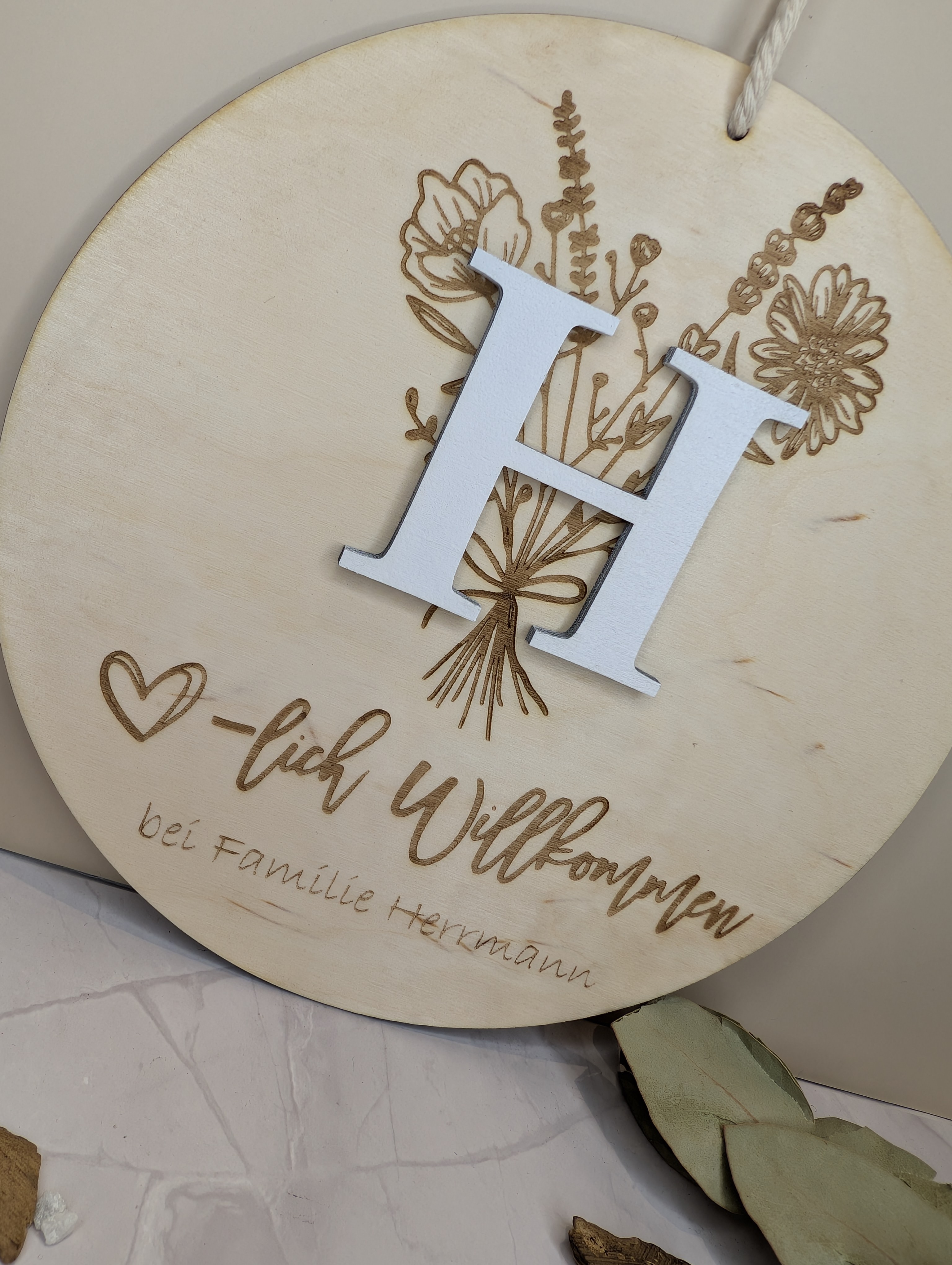 Personalisierter Türkranz aus Holz 20 cm – Willkommen Schild mit Name & Initiale