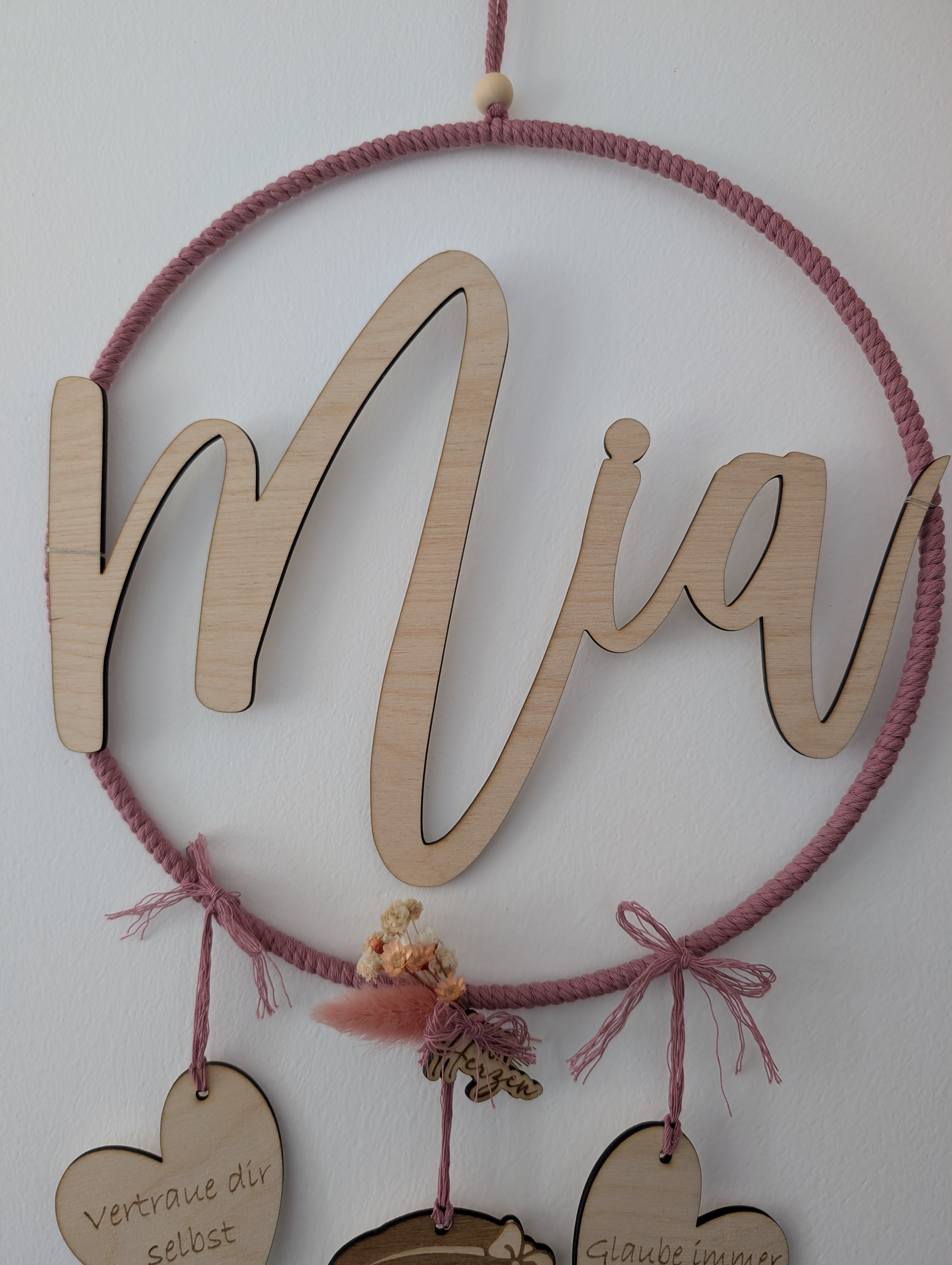 Personalisierter Namenring 25 cm – Kinderzimmer Deko mit Holzname & Herz Anhängern