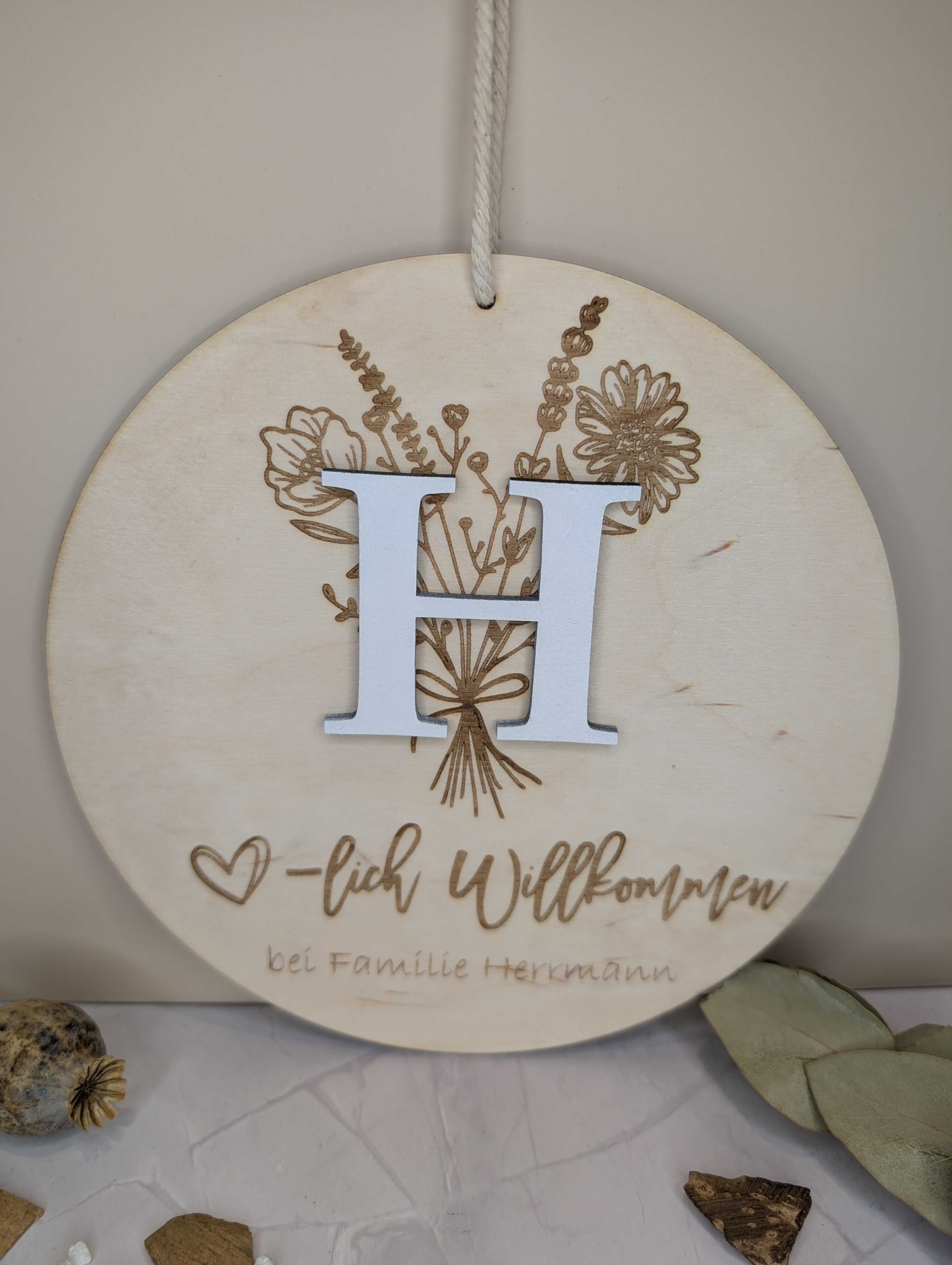 Personalisierter Türkranz aus Holz 20 cm – Willkommen Schild mit Name & Initiale