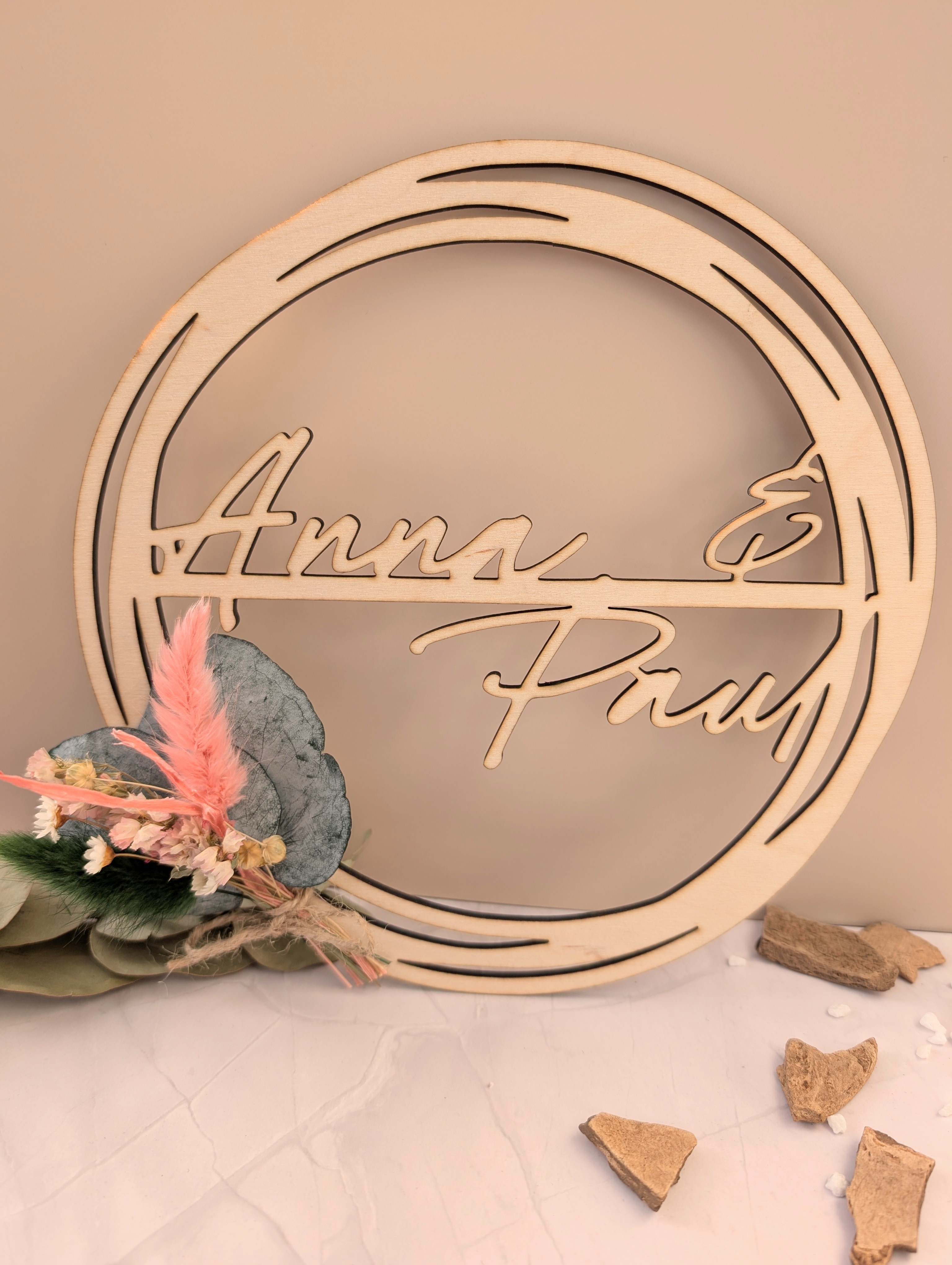 Personalisierter Holzkranz mit Namen – Runde Holzdeko mit Trockenblumen