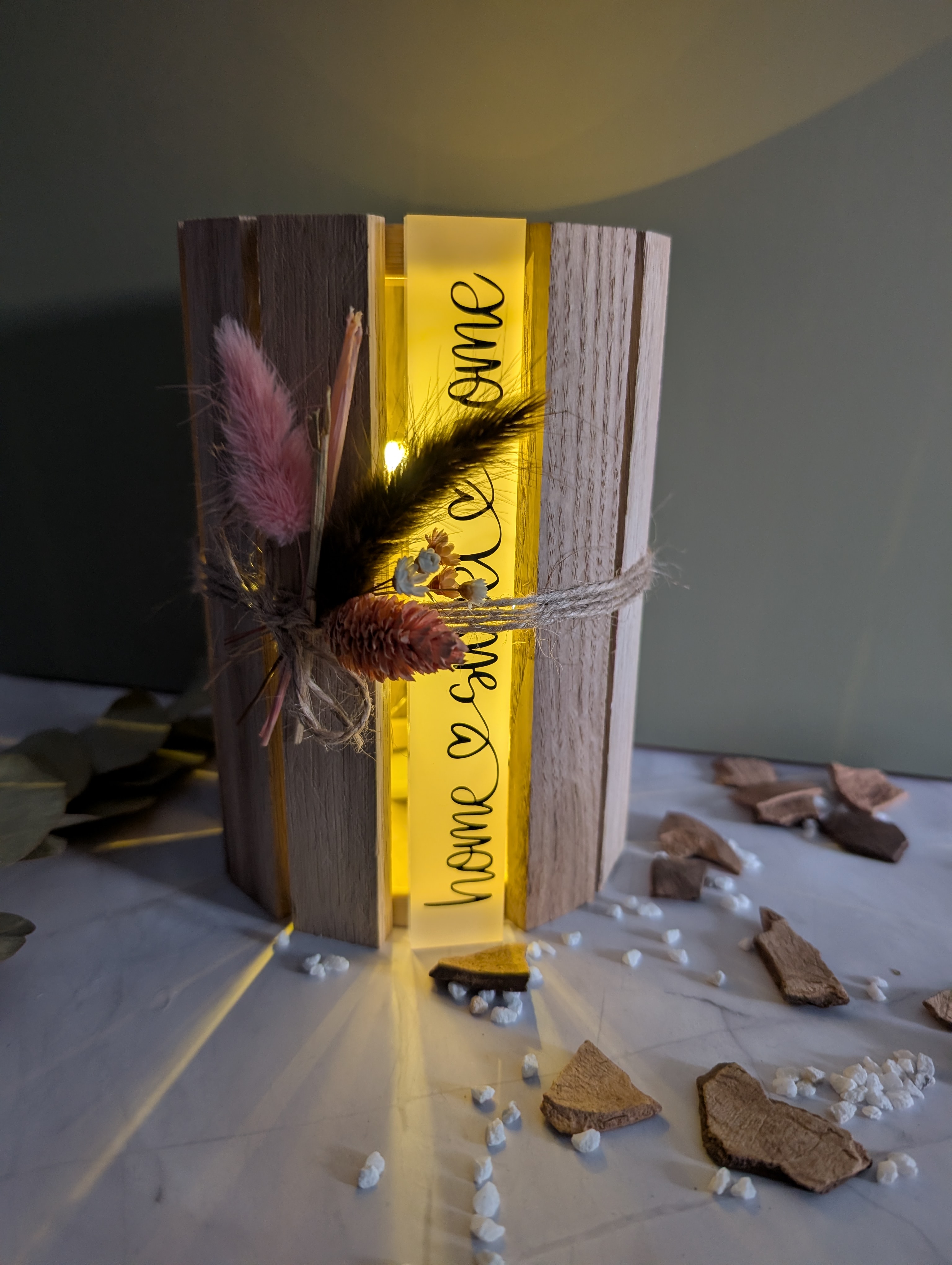 Holzlaterne „Home Sweet Home“ mit LED-Licht und Trockenblumendeko