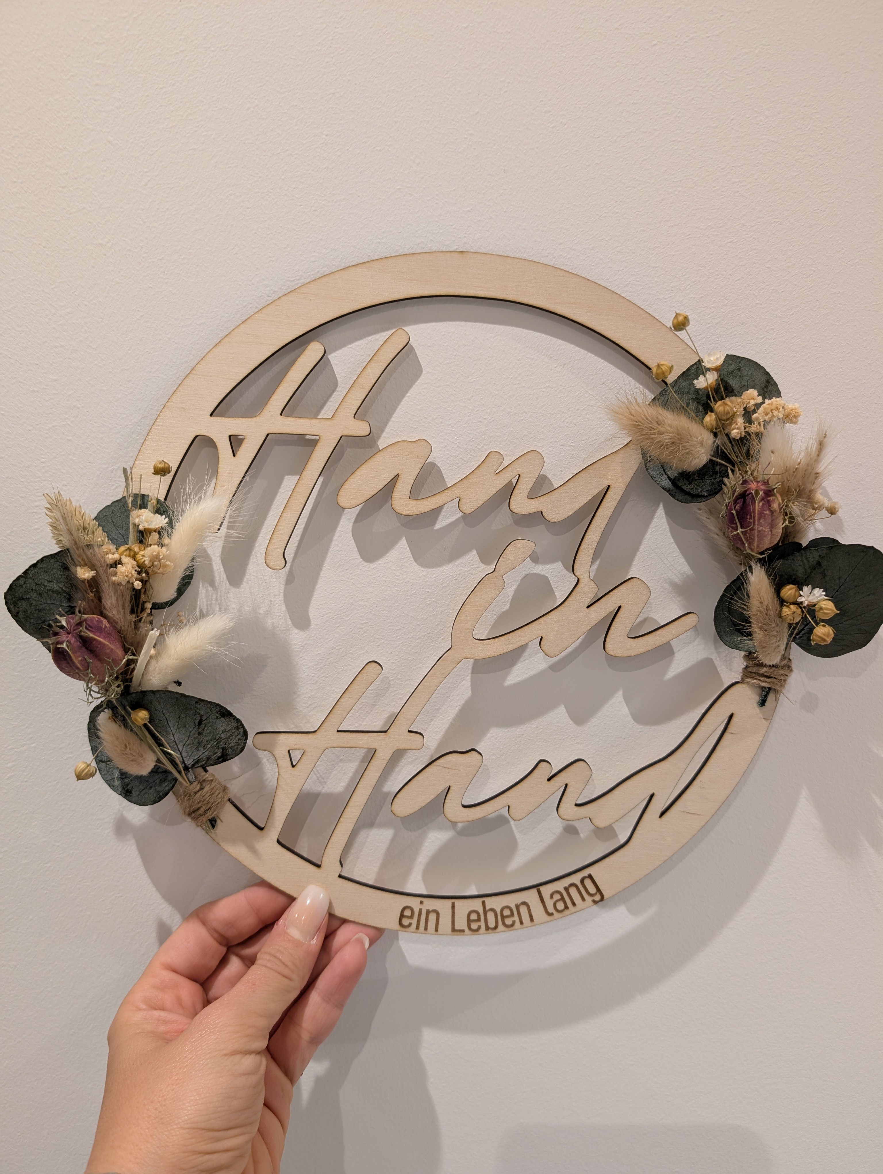 Personalisierter Holzring „Hand in Hand“ – Hochzeitsgeschenk für Brautpaar – Wanddeko mit Trockenblumen