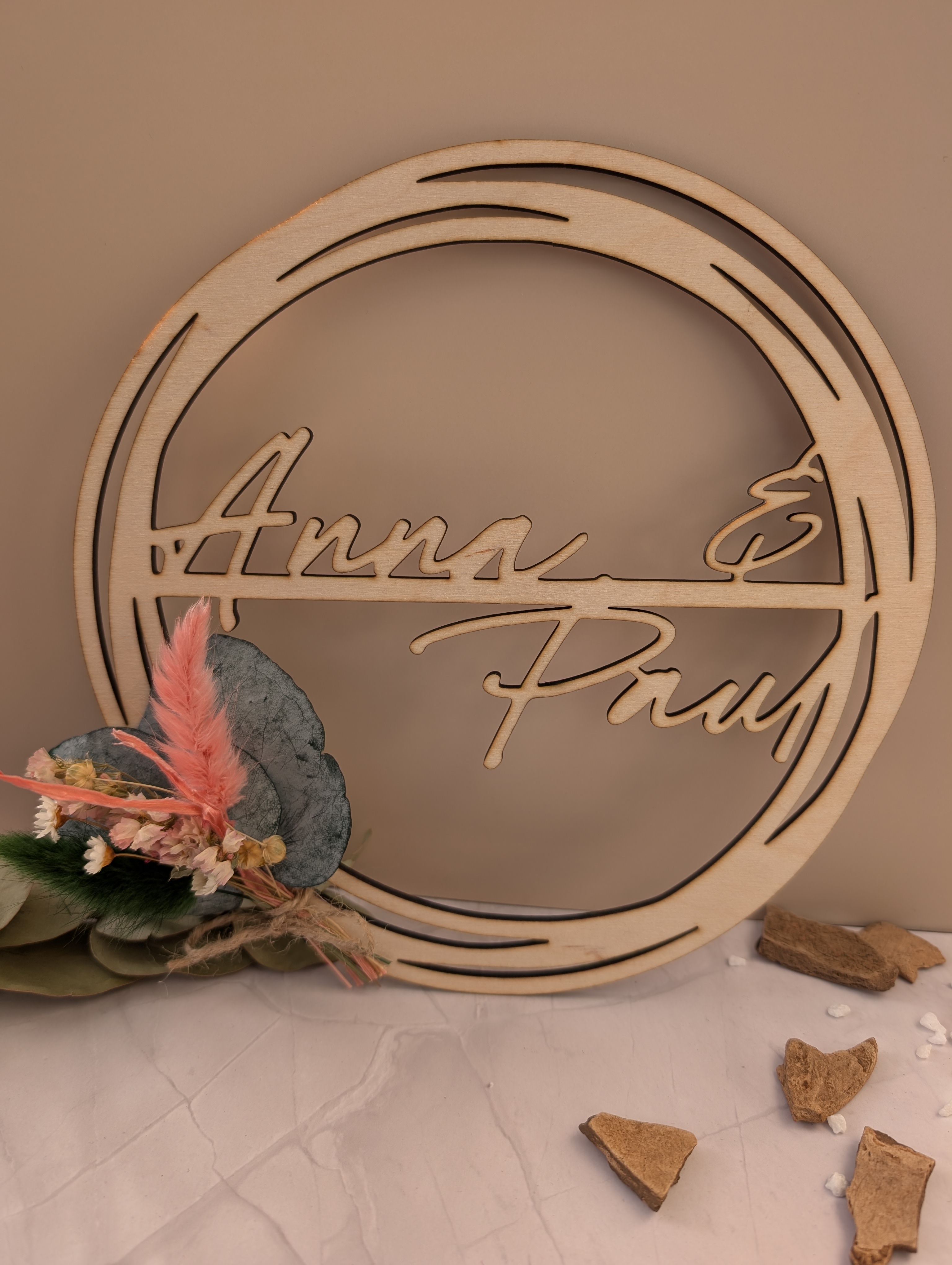 Personalisierter Holzkranz mit Namen – Runde Holzdeko mit Trockenblumen