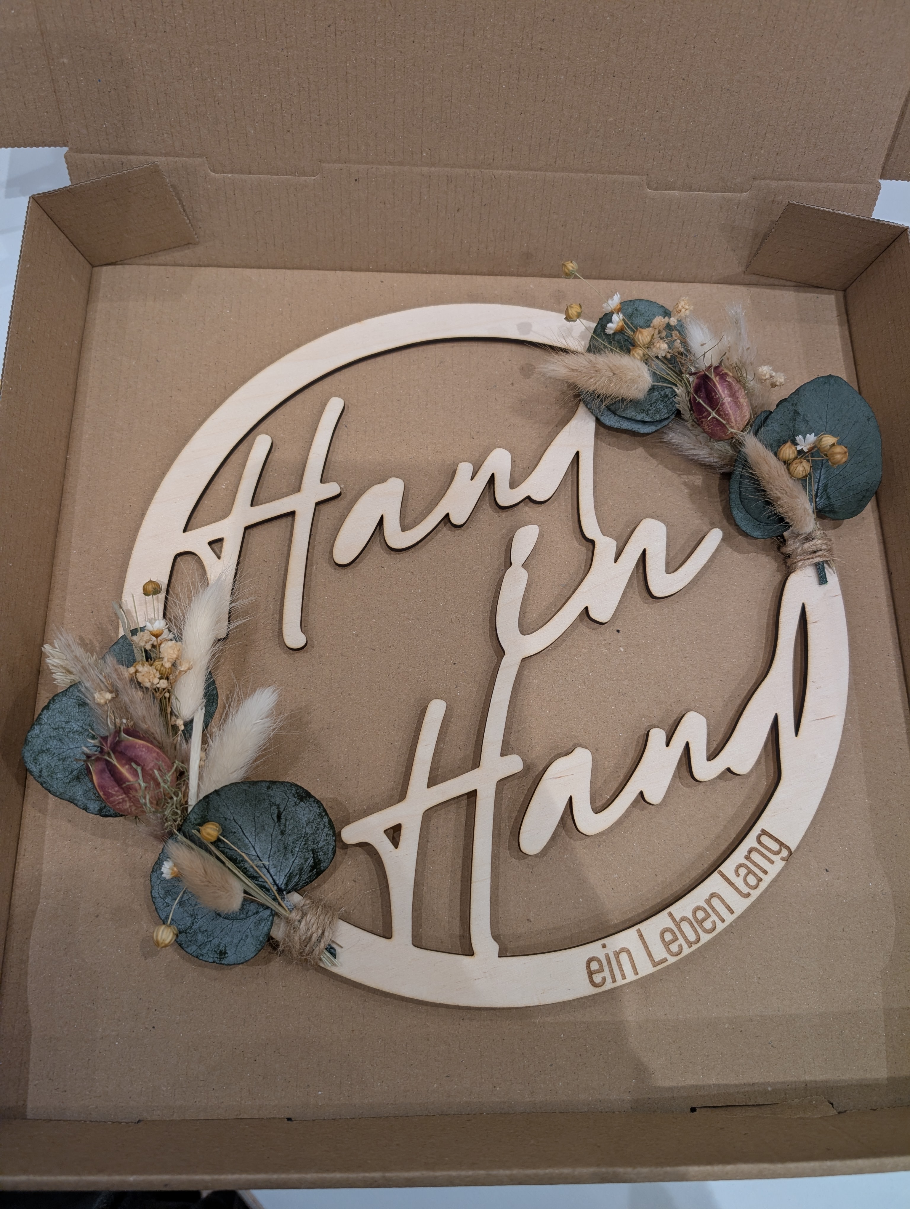 Personalisierter Holzring „Hand in Hand“ – Hochzeitsgeschenk für Brautpaar – Wanddeko mit Trockenblumen