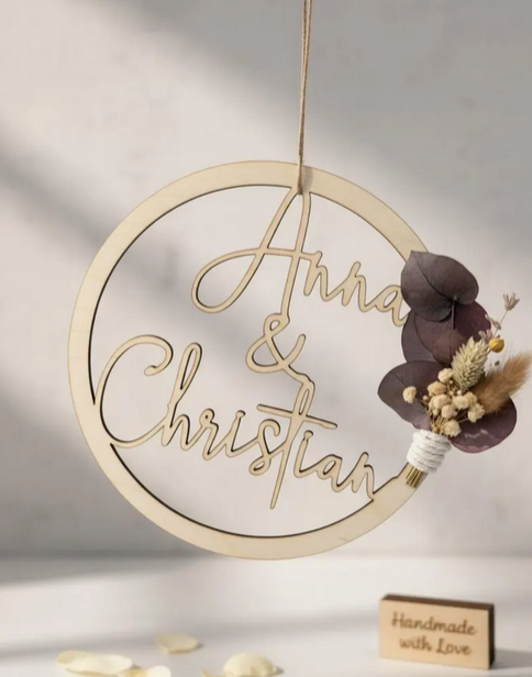Personalisierter Holz-Wandring – Ehering mit Namen & Trockenblumen – Einzigartiges Geschenk zur Hochzeit / Verlobung 