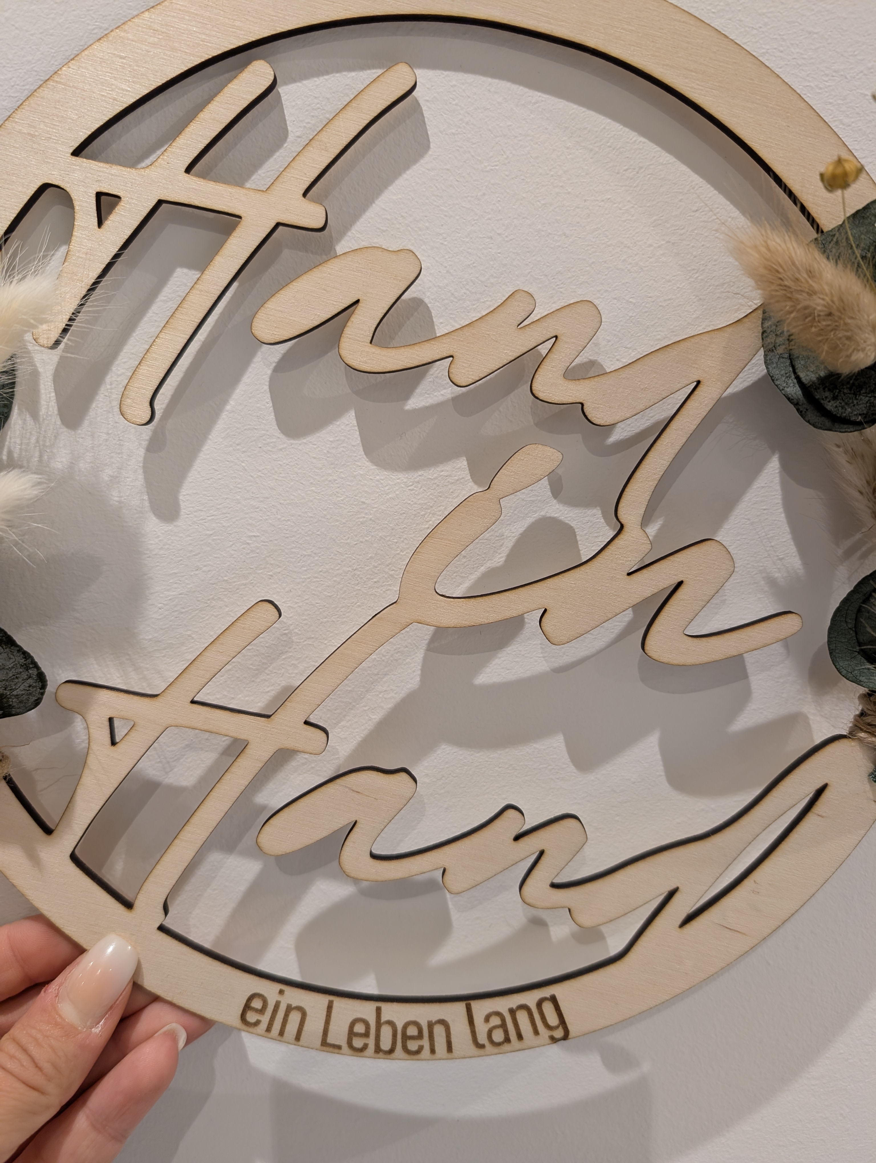 Personalisierter Holzring „Hand in Hand“ – Hochzeitsgeschenk für Brautpaar – Wanddeko mit Trockenblumen