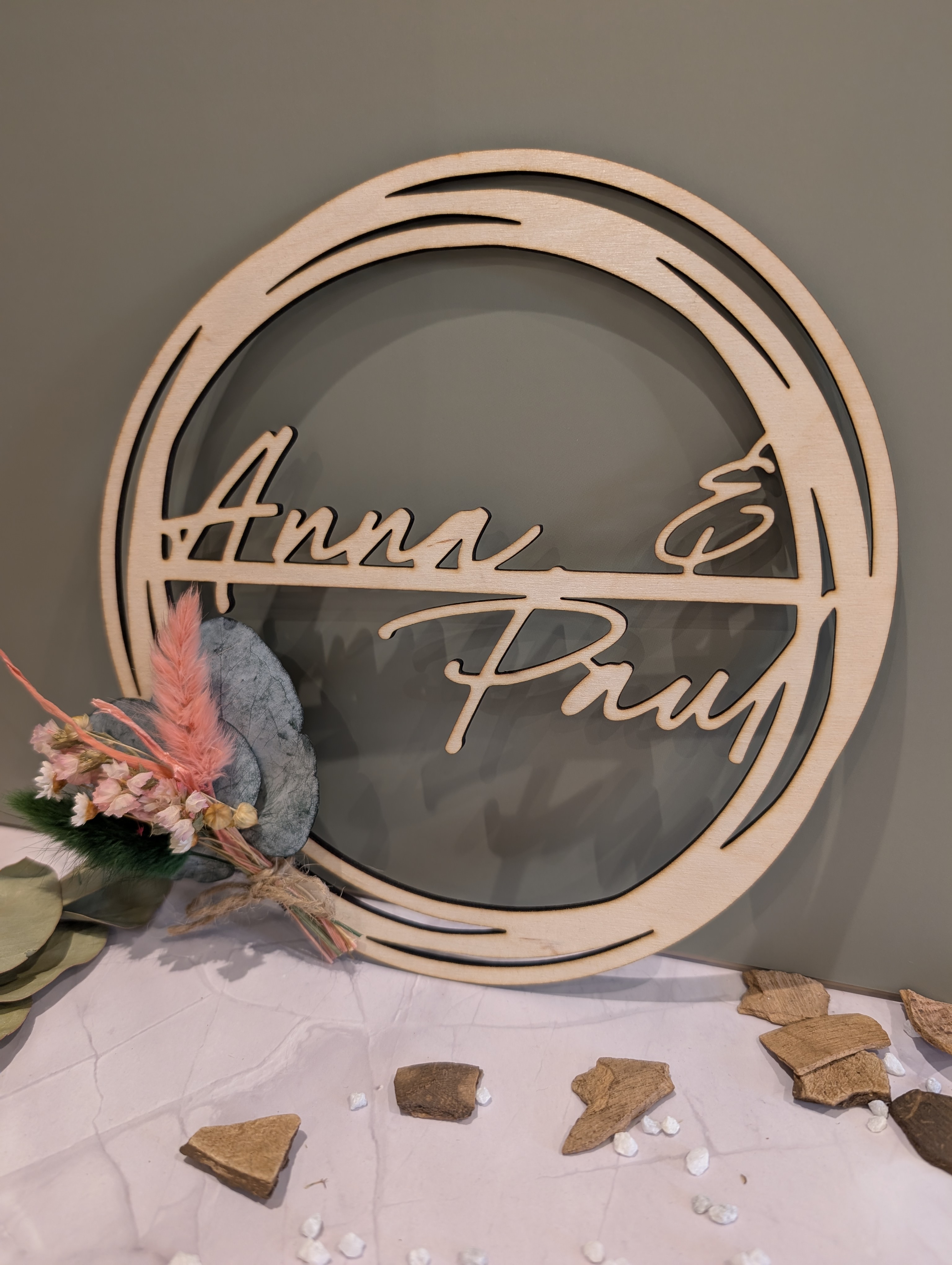 Personalisierter Holzkranz mit Namen – Runde Holzdeko mit Trockenblumen