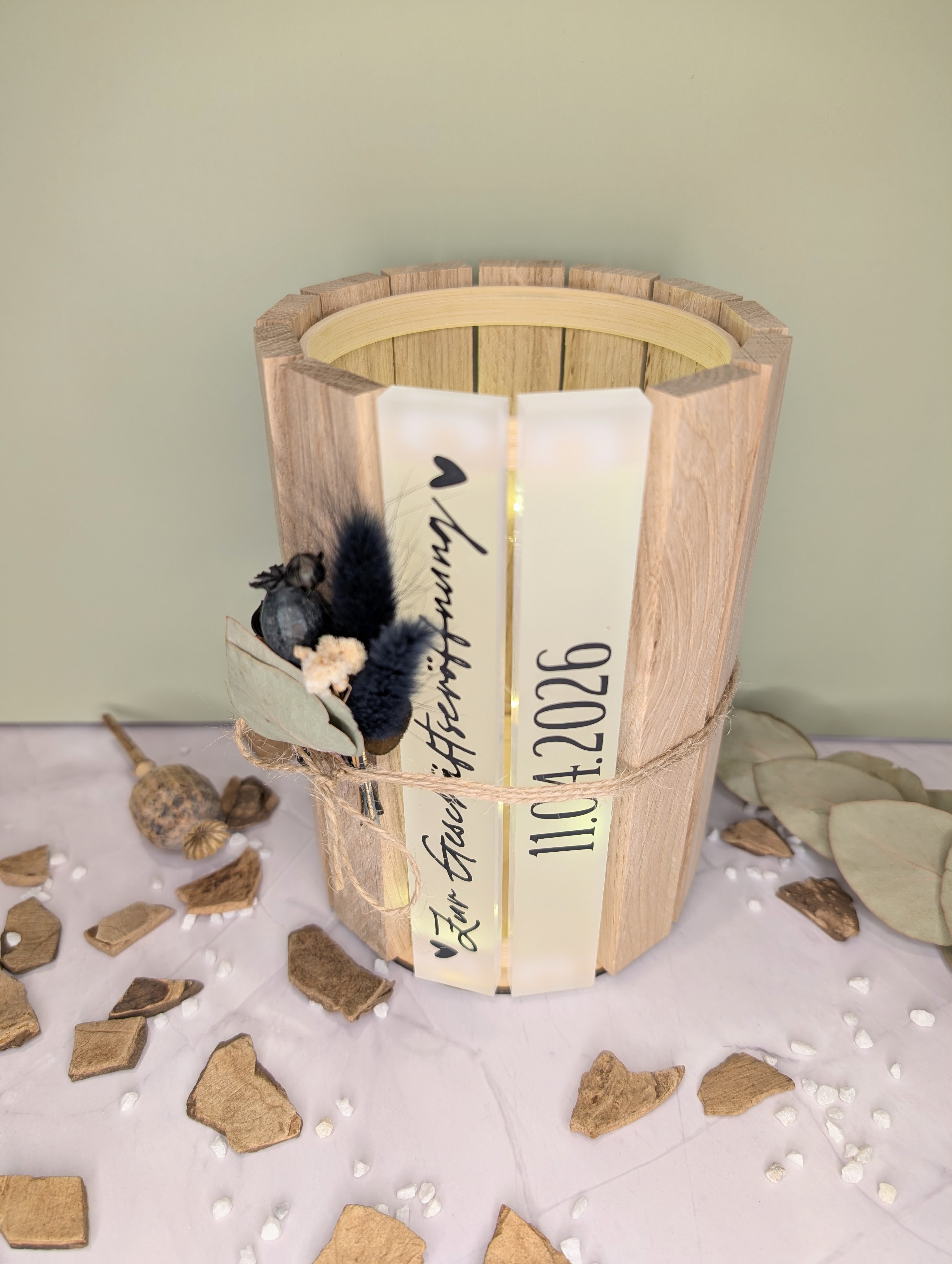 Personalisiertes Windlicht aus Holz mit Acryl – Geschenk zur Geburt / Taufe mit Name & Datum (16 cm)