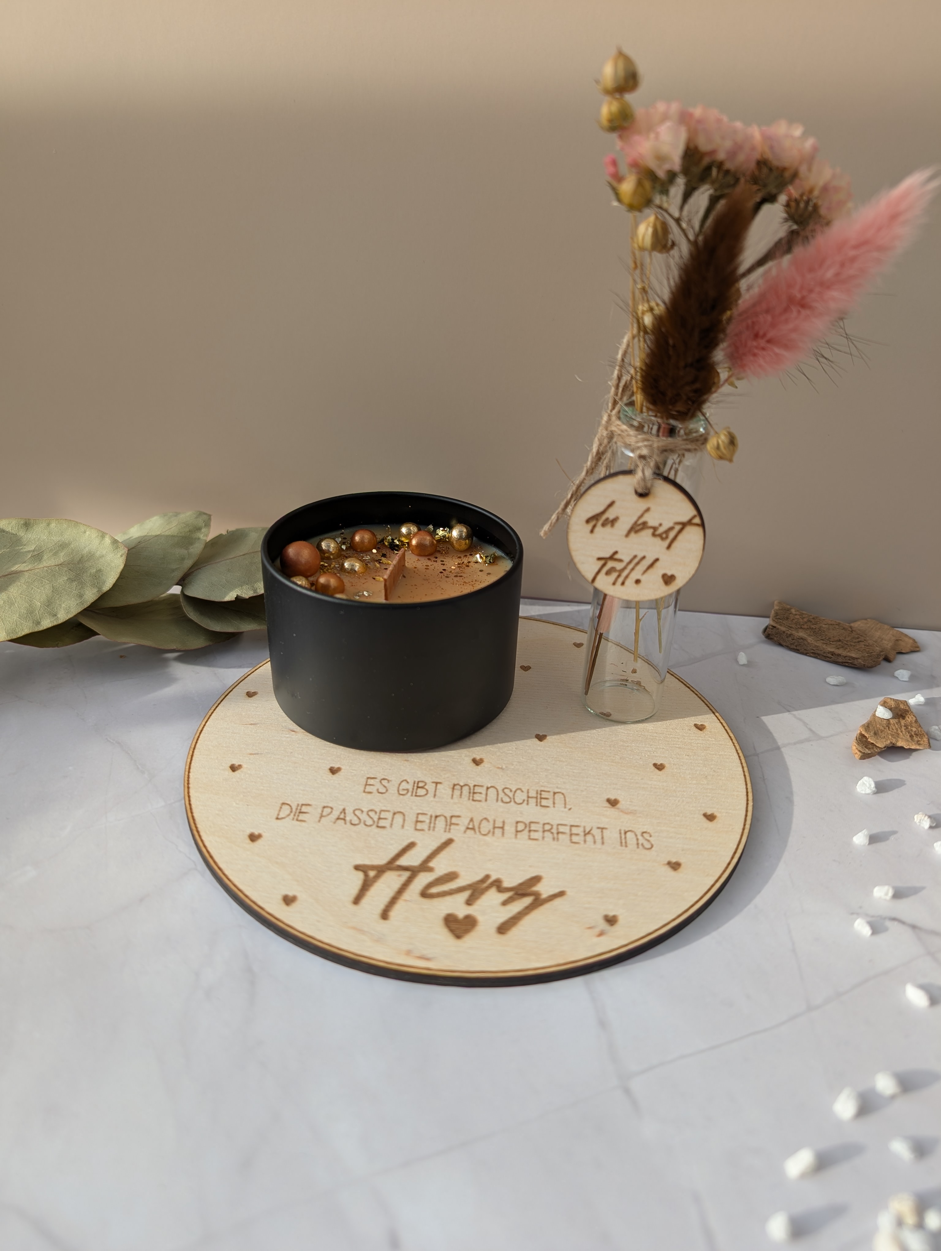 Geschenkset Duftkerze Vanille Toffee – Trockenblumen Vase & Holzplatte – liebevolles Geschenk für Freundin oder Mama
