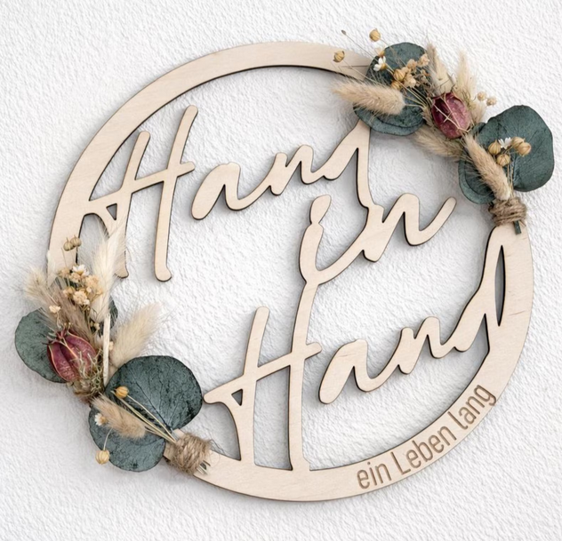Personalisierter Holzring „Hand in Hand“ – Hochzeitsgeschenk für Brautpaar – Wanddeko mit Trockenblumen