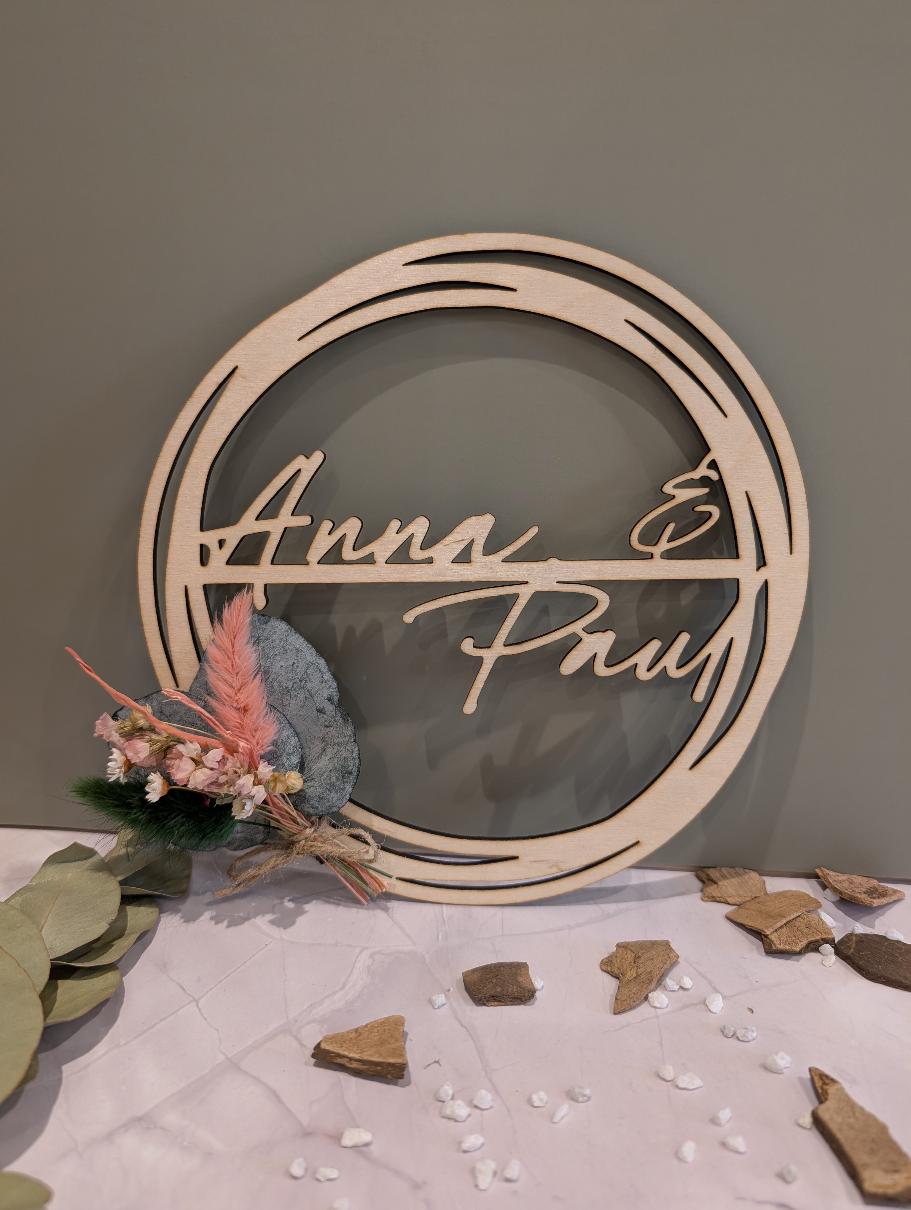 Personalisierter Holzkranz mit Namen – Runde Holzdeko mit Trockenblumen
