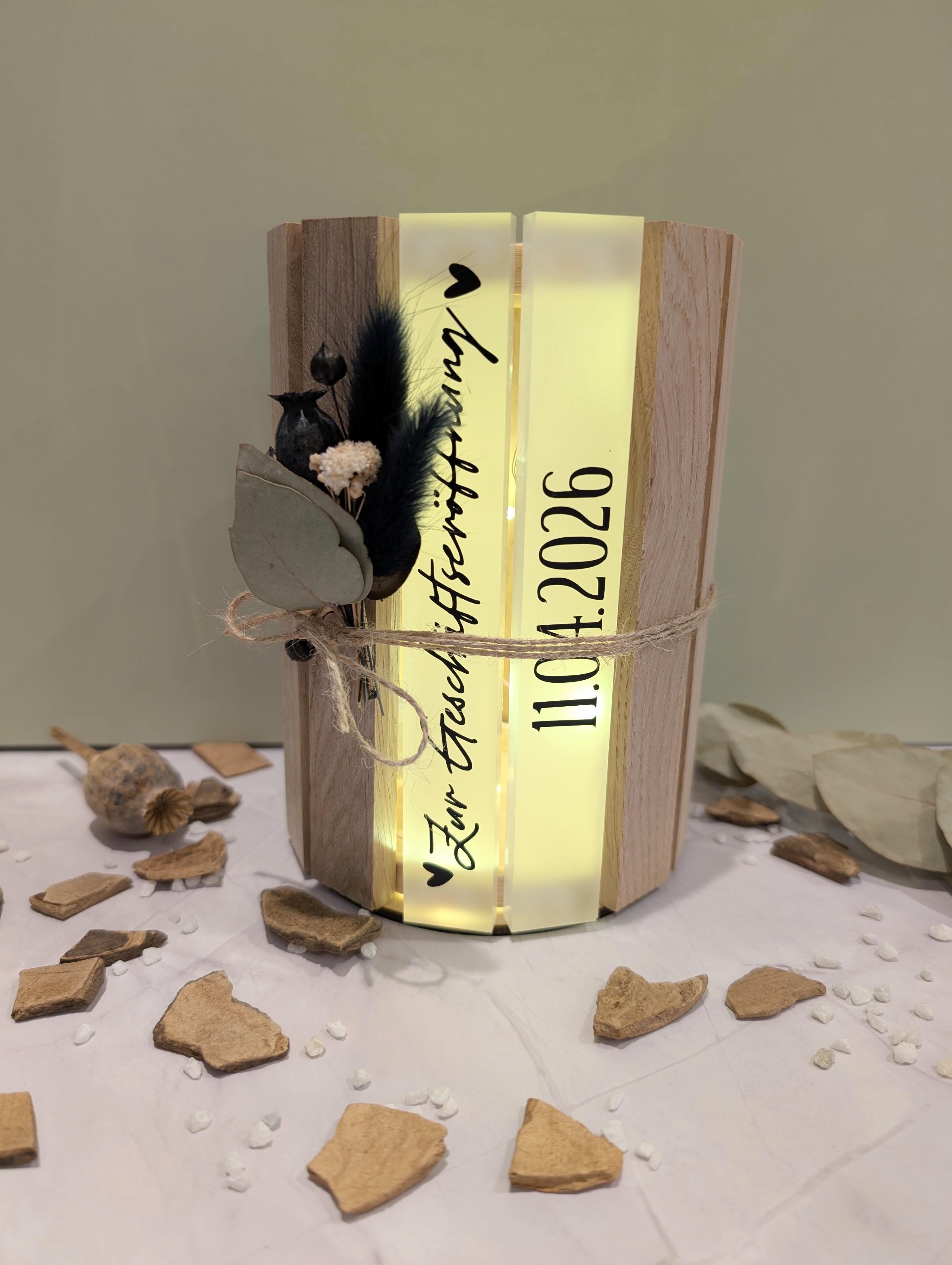 Personalisiertes Windlicht aus Holz mit Acryl – Geschenk zur Geburt / Taufe mit Name & Datum (16 cm)
