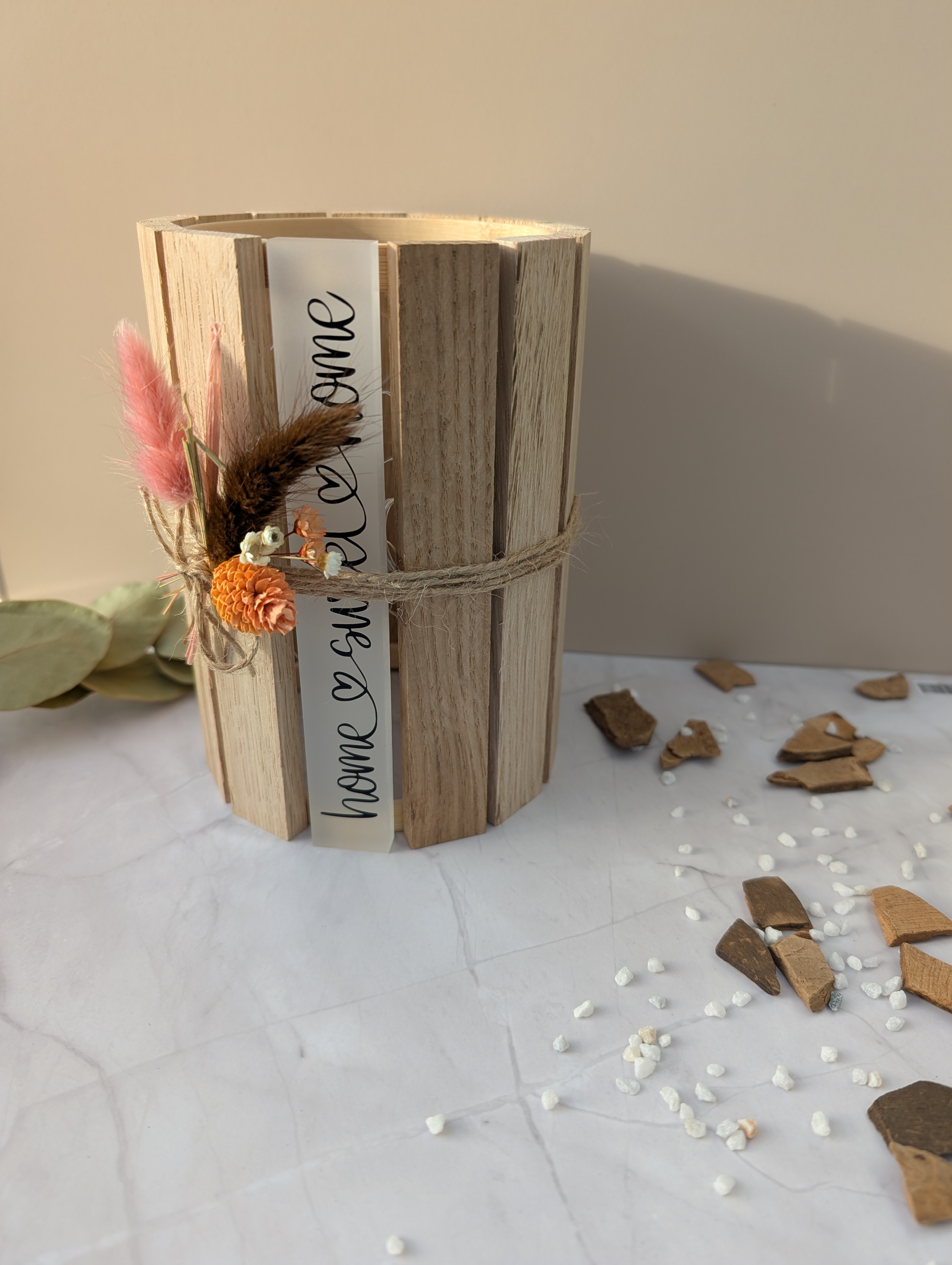 Holzlaterne „Home Sweet Home“ mit LED-Licht und Trockenblumendeko