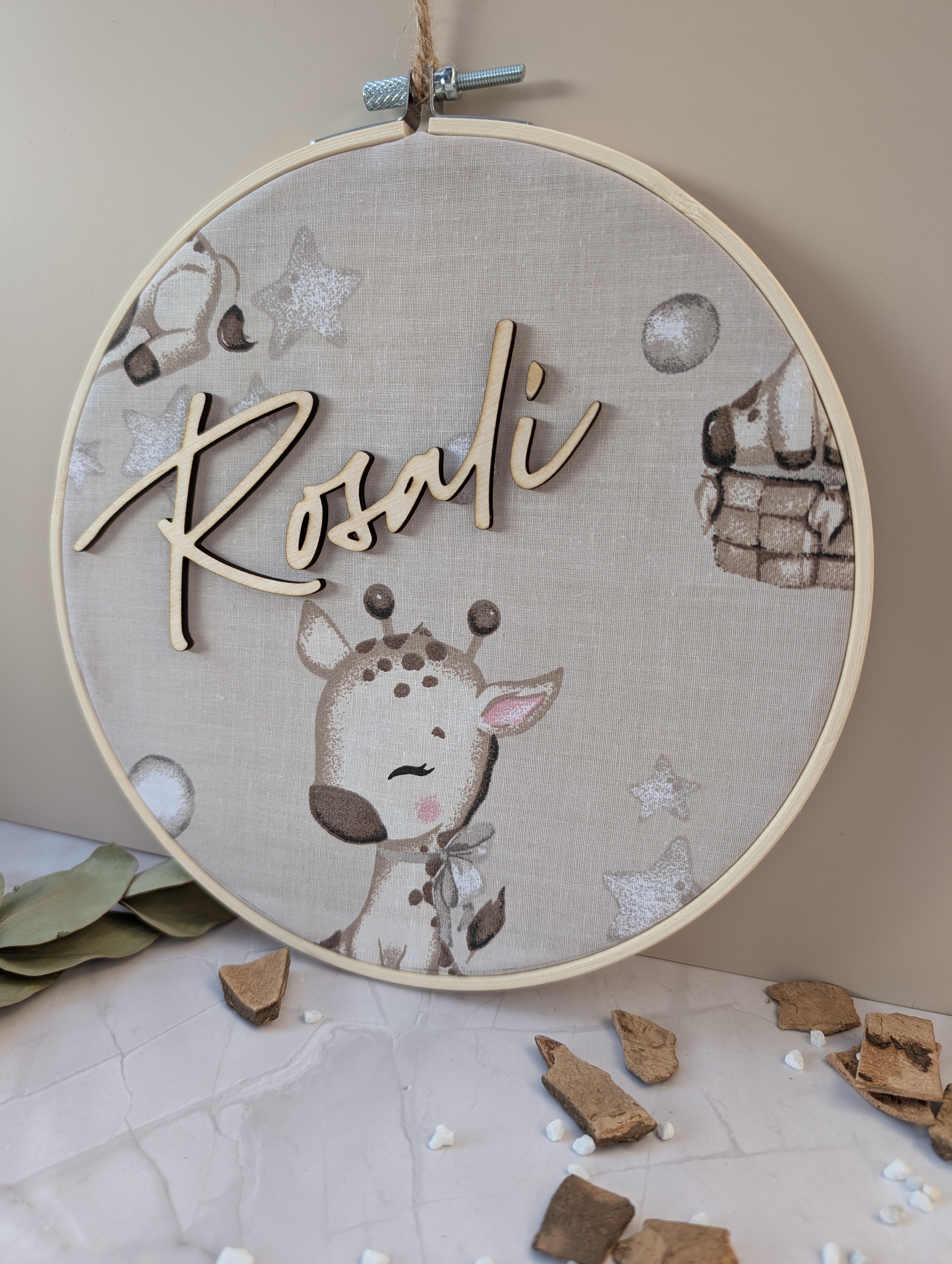 Personalisierter Stickrahmen Giraffe – Individuelles Namensschild für das Kinderzimmer (20 cm)