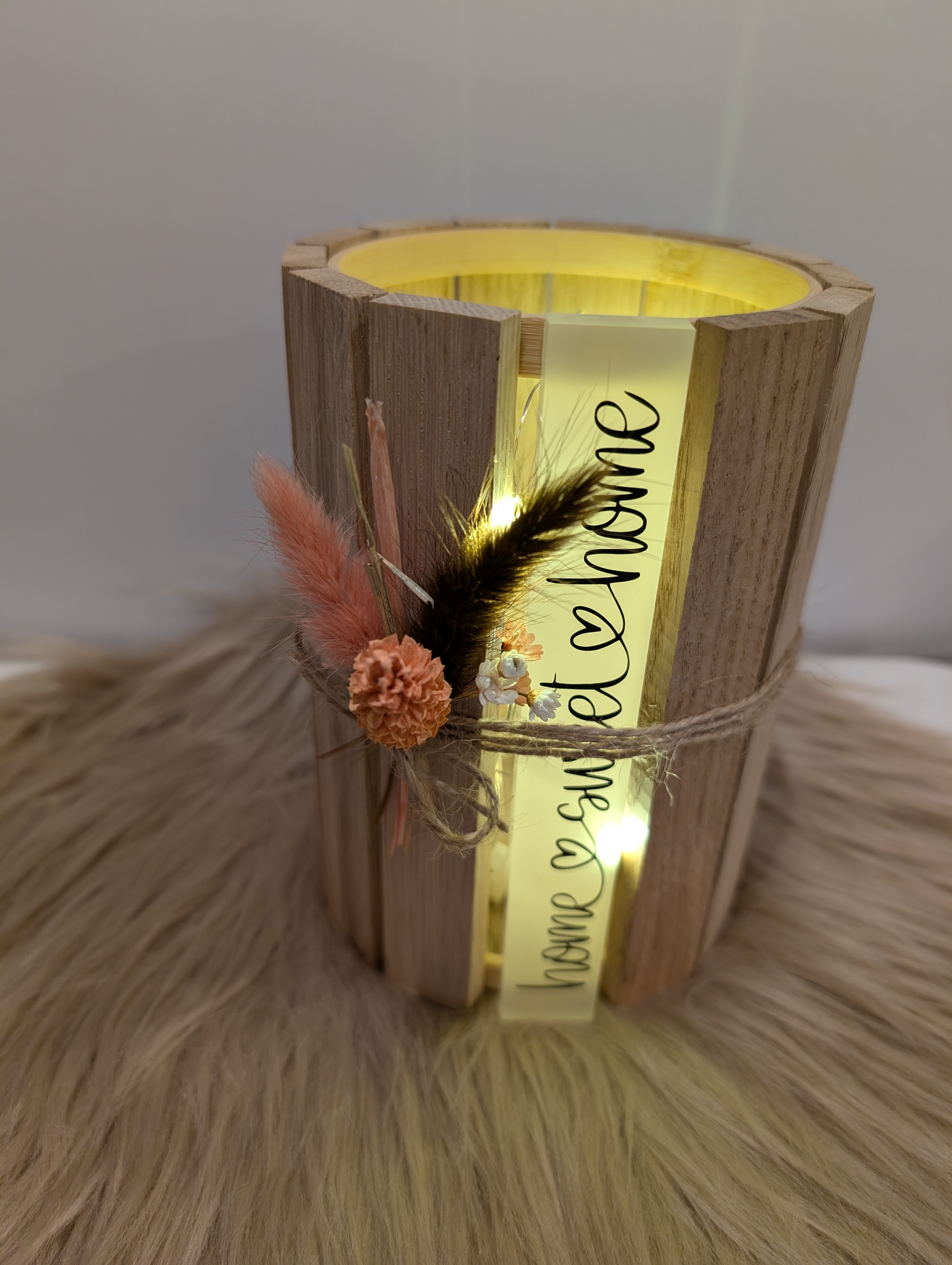 Holzlaterne „Home Sweet Home“ mit LED-Licht und Trockenblumendeko