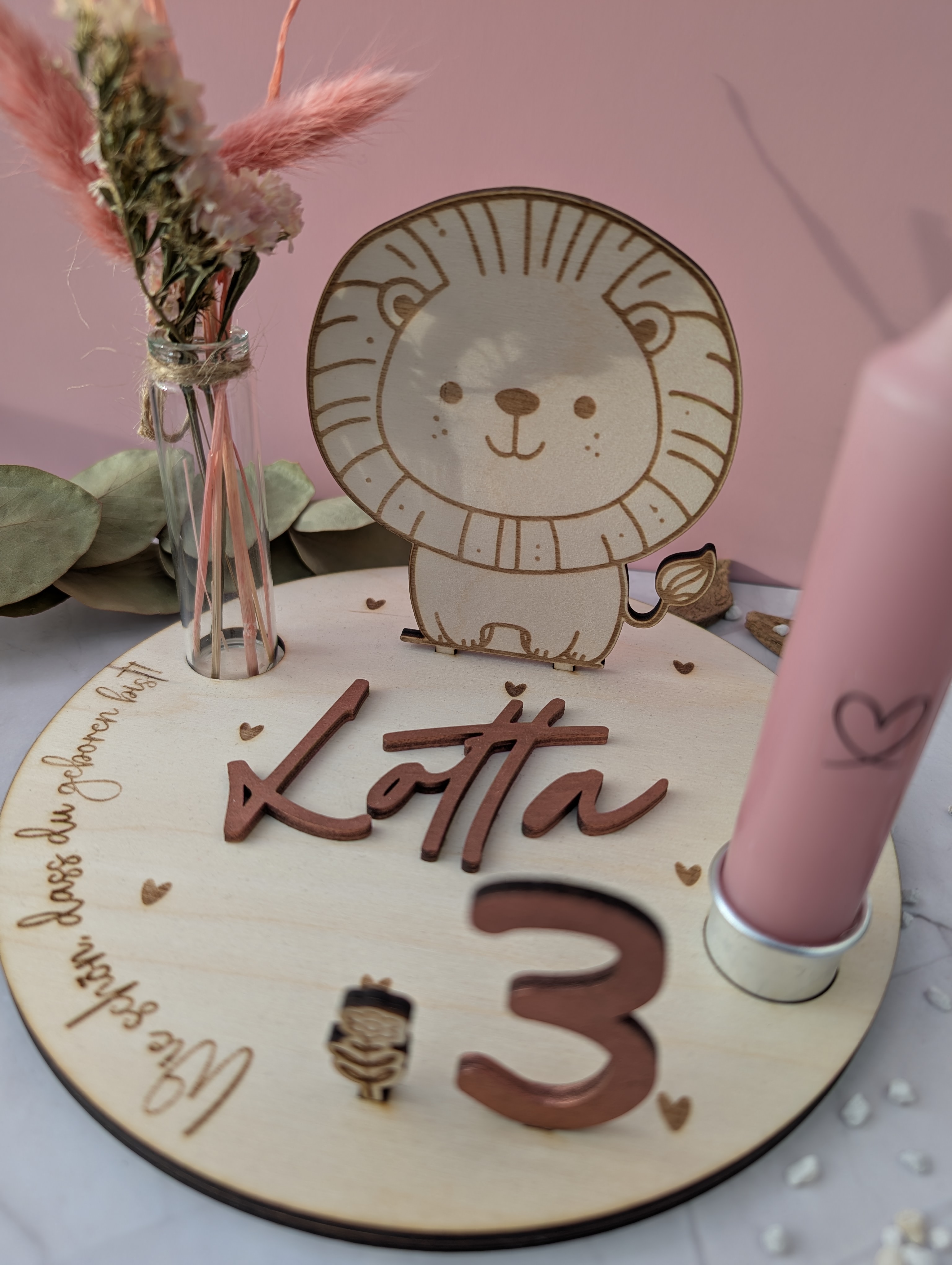 Personalisierter Geburtstagskranz aus Holz mit Löwe – Geburtstagsring mit Kerzenhalter und Vase