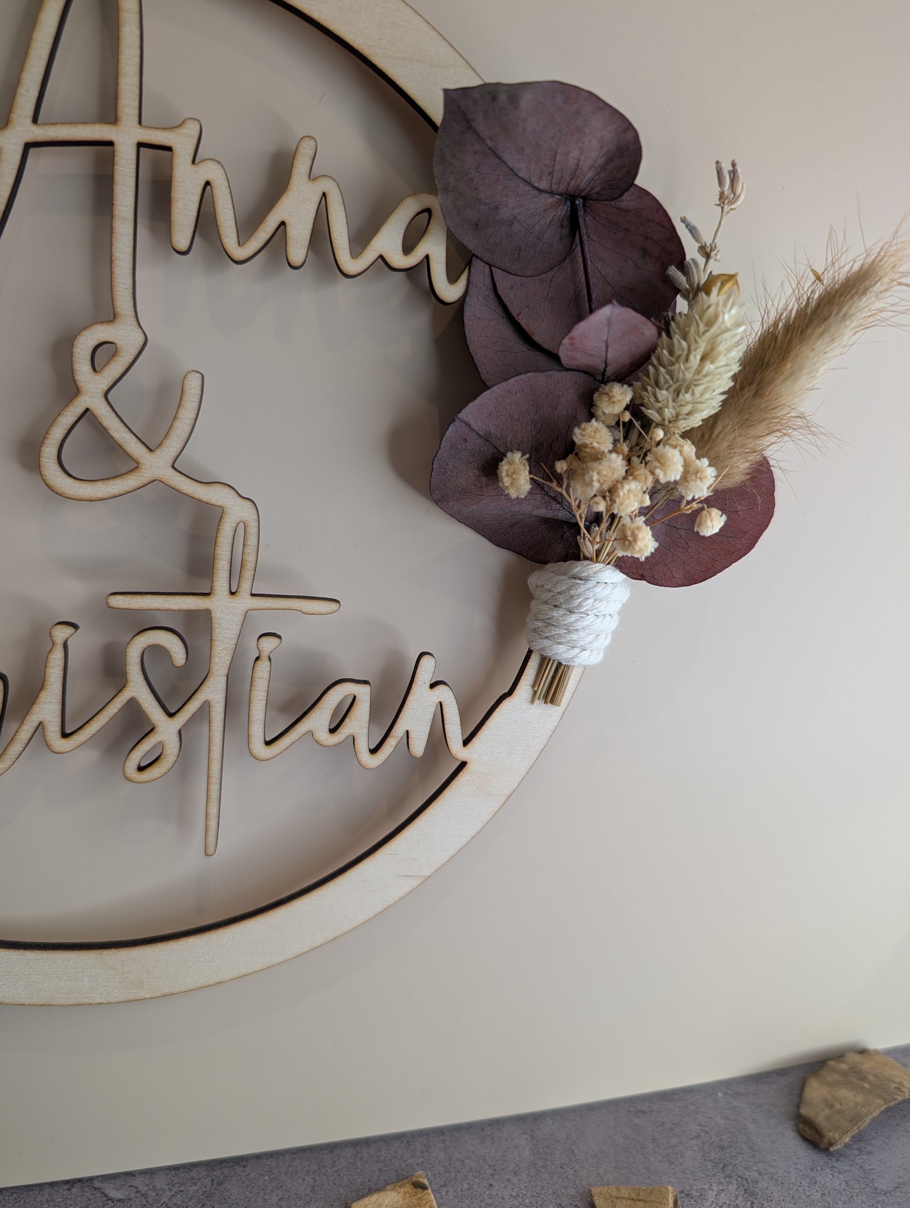 Personalisierter Holz-Wandring – Ehering mit Namen & Trockenblumen – Einzigartiges Geschenk zur Hochzeit / Verlobung 