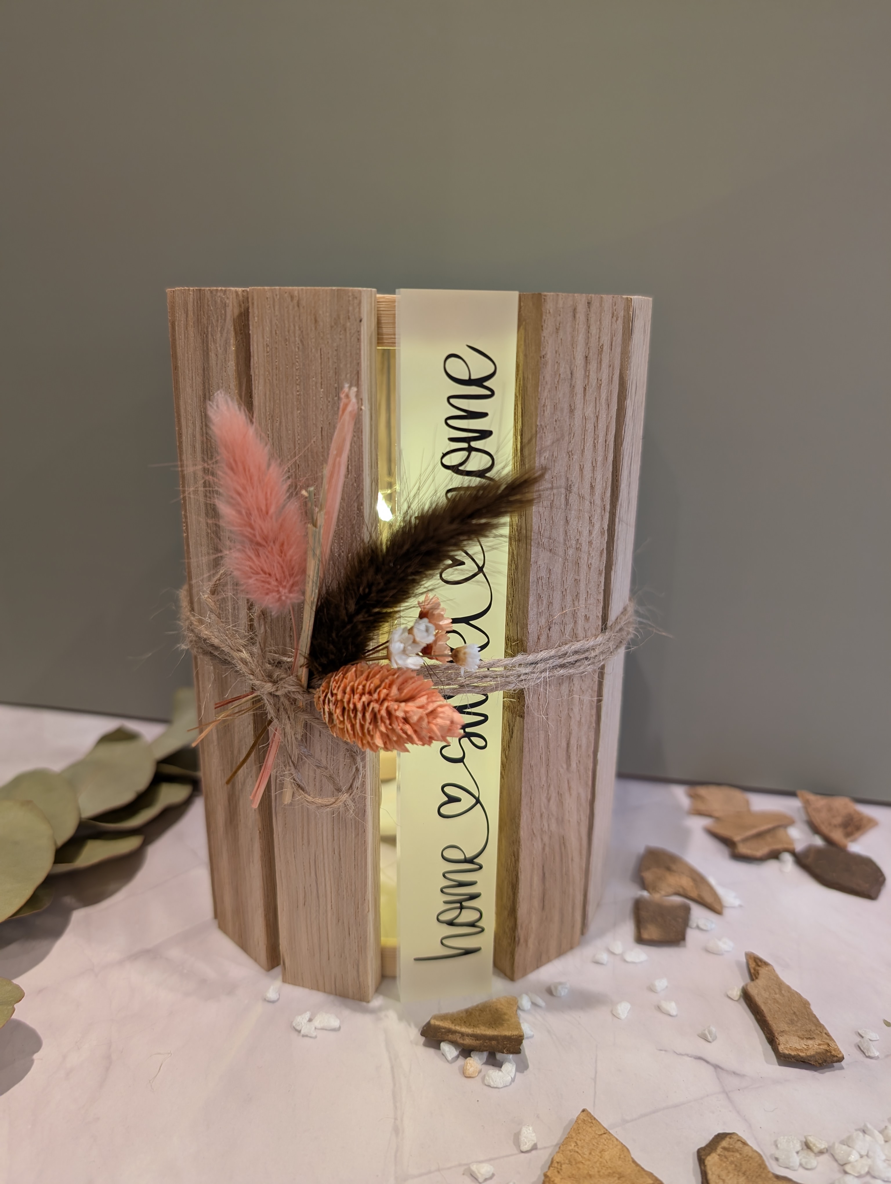 Holzlaterne „Home Sweet Home“ mit LED-Licht und Trockenblumendeko