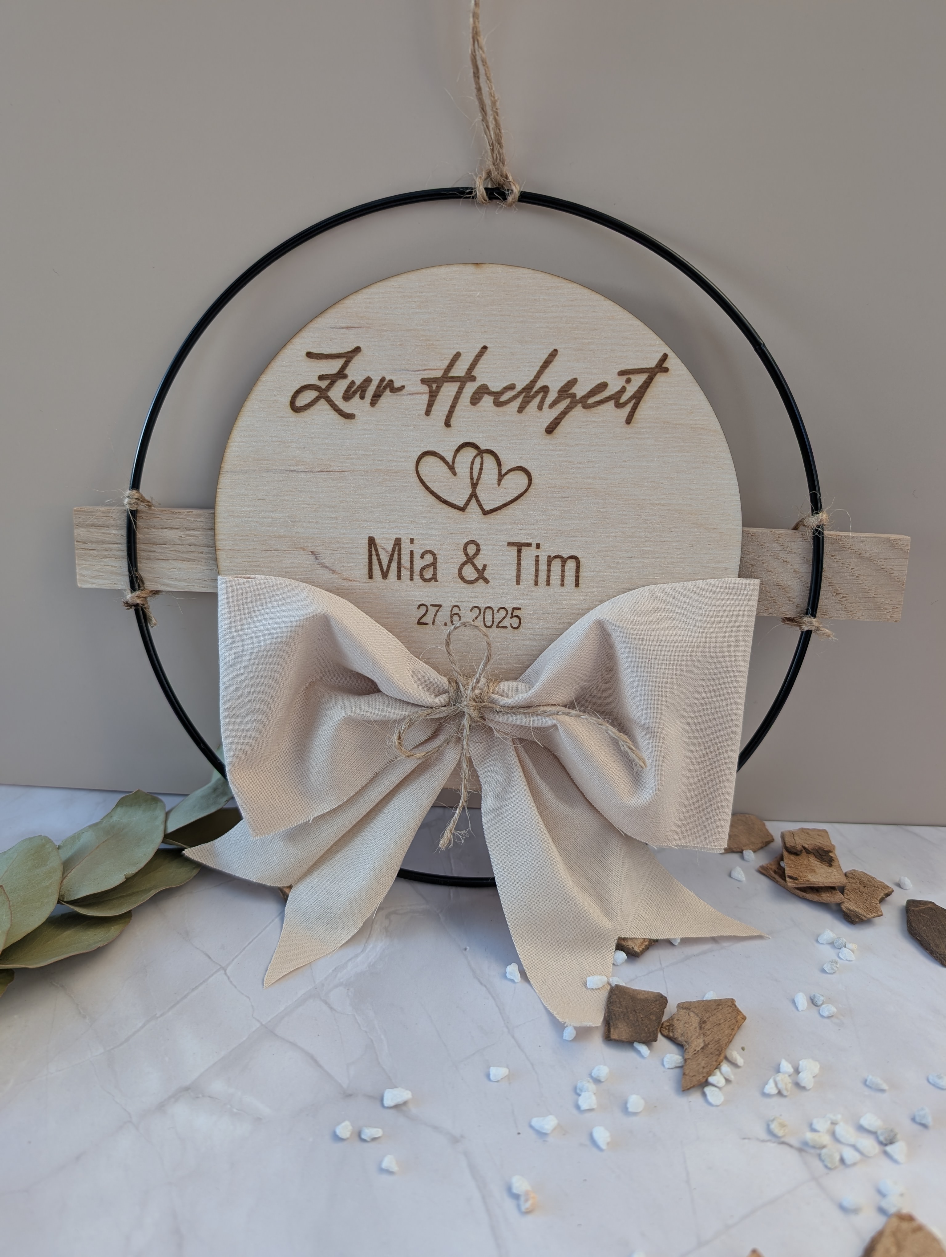Personalisierter Hochzeitsring aus Holz & Metall – Edler Wandbehang mit Namen & Datum (Ø 20 cm)