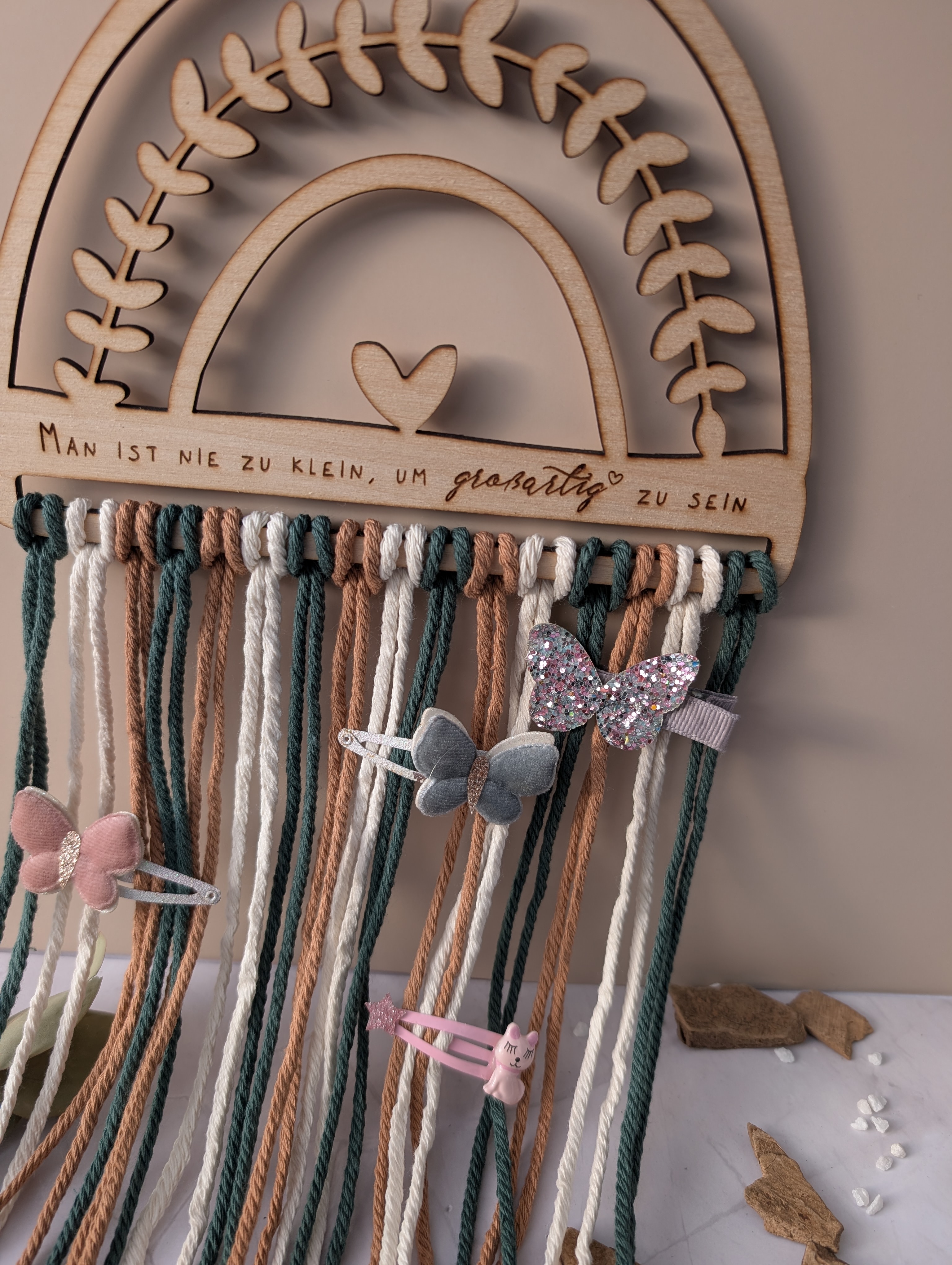 Haarspangenhalter Regenbogen aus Holz & Makramee – „Man ist nie zu klein, um großartig zu sein“