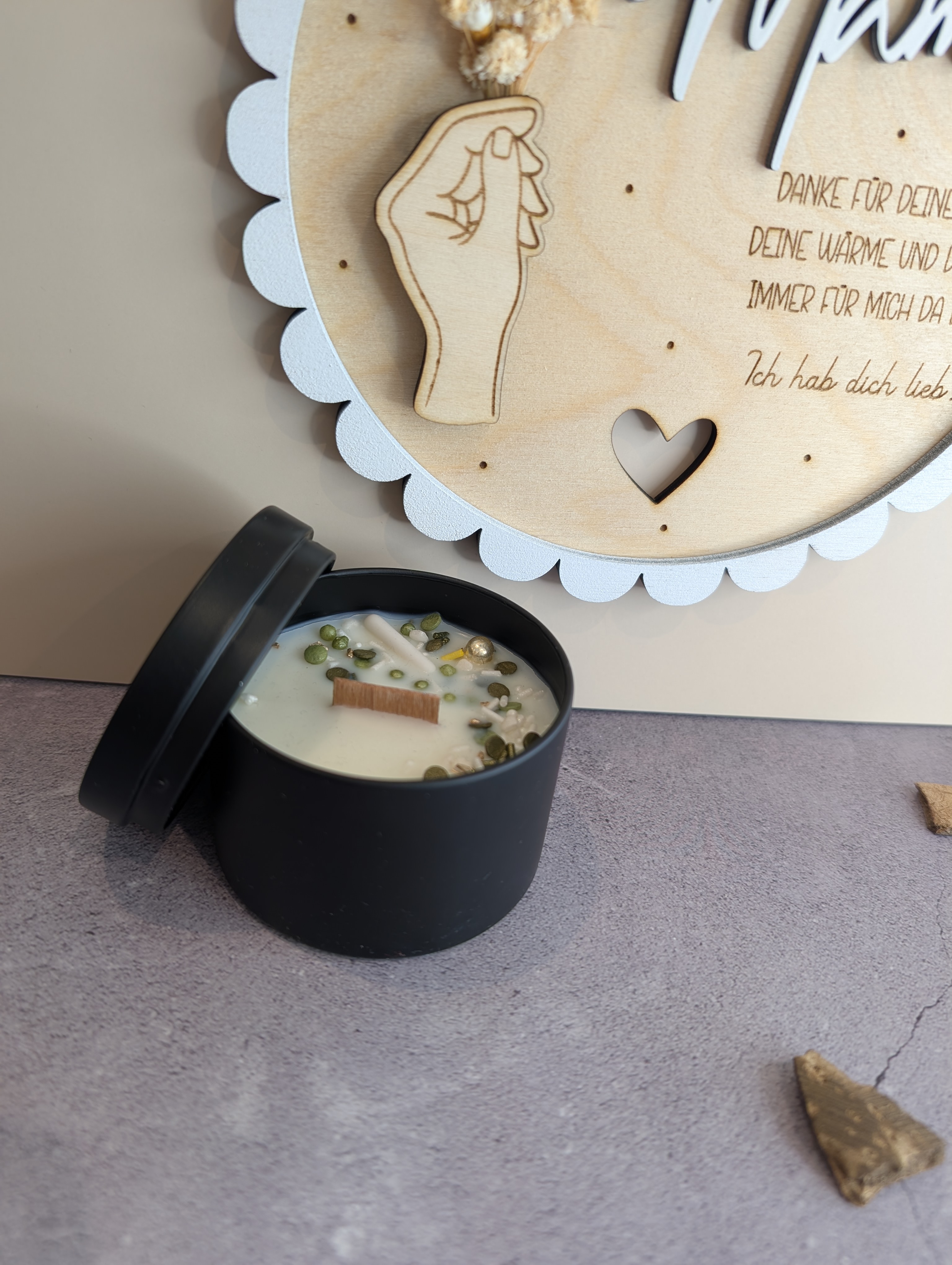 Geschenk für Mama – Holzschild mit Spruch & handgegossener Duftkerze