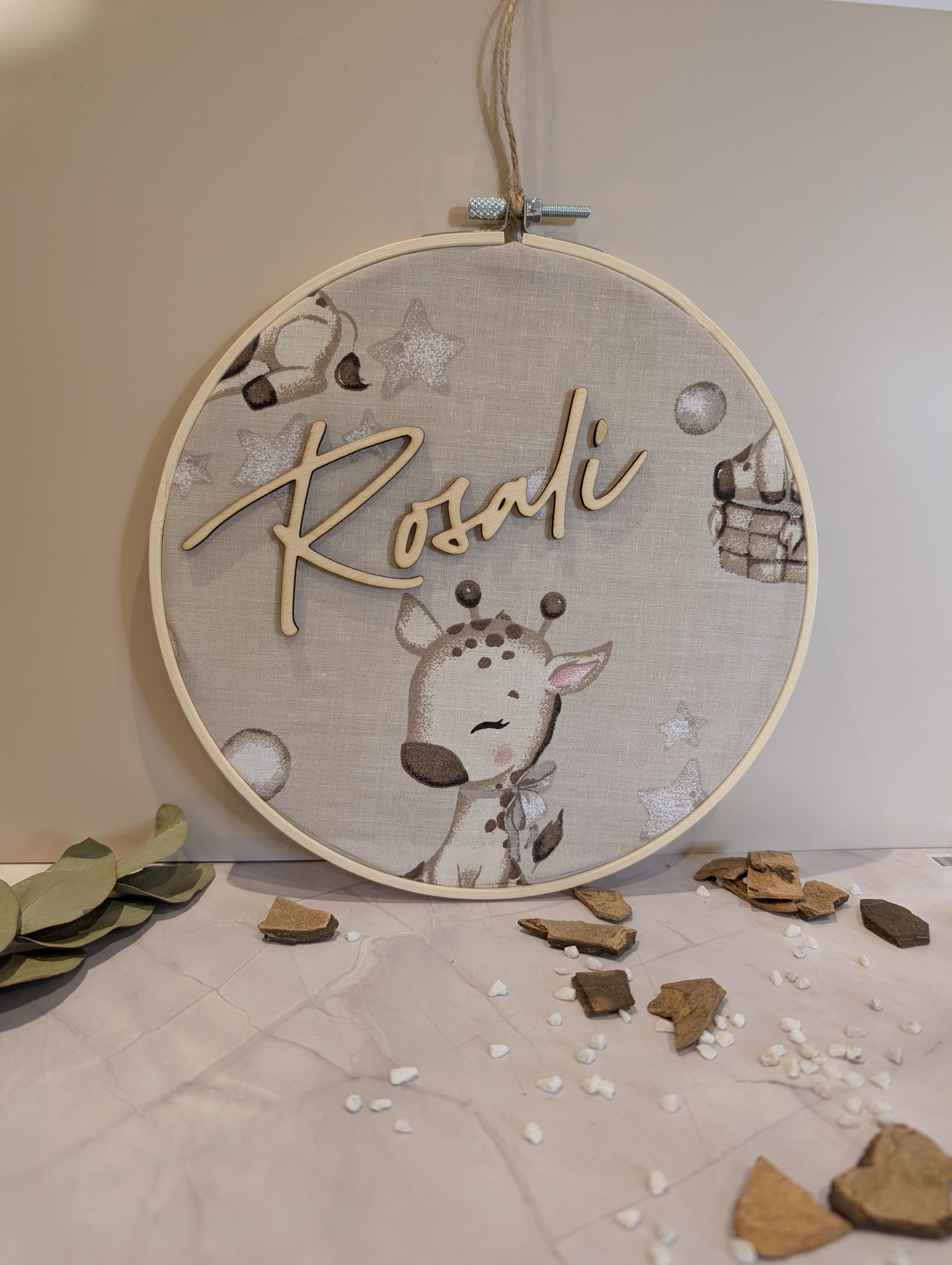 Personalisierter Stickrahmen Giraffe – Individuelles Namensschild für das Kinderzimmer (20 cm)