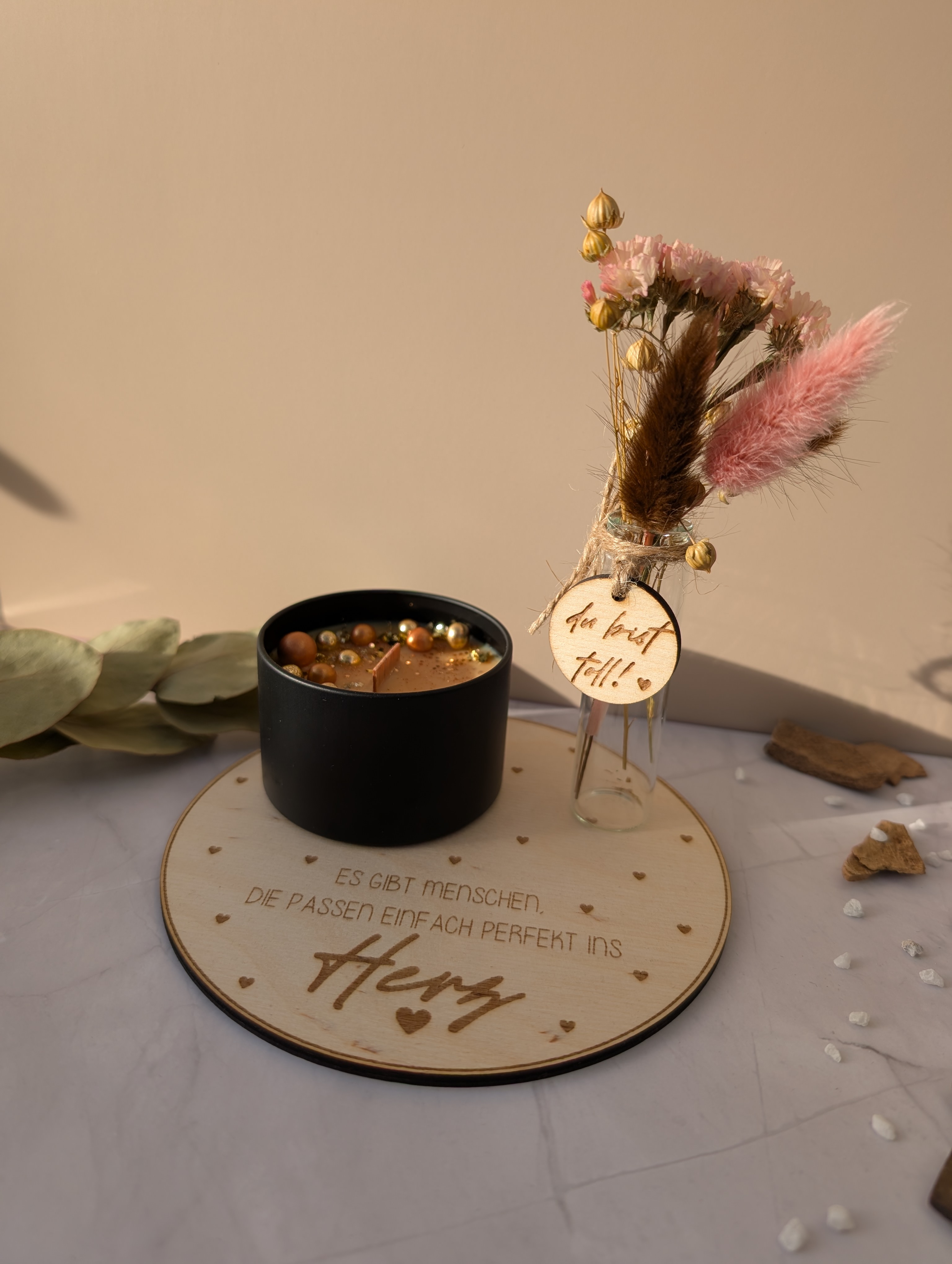 Geschenkset Duftkerze Vanille Toffee – Trockenblumen Vase & Holzplatte – liebevolles Geschenk für Freundin oder Mama